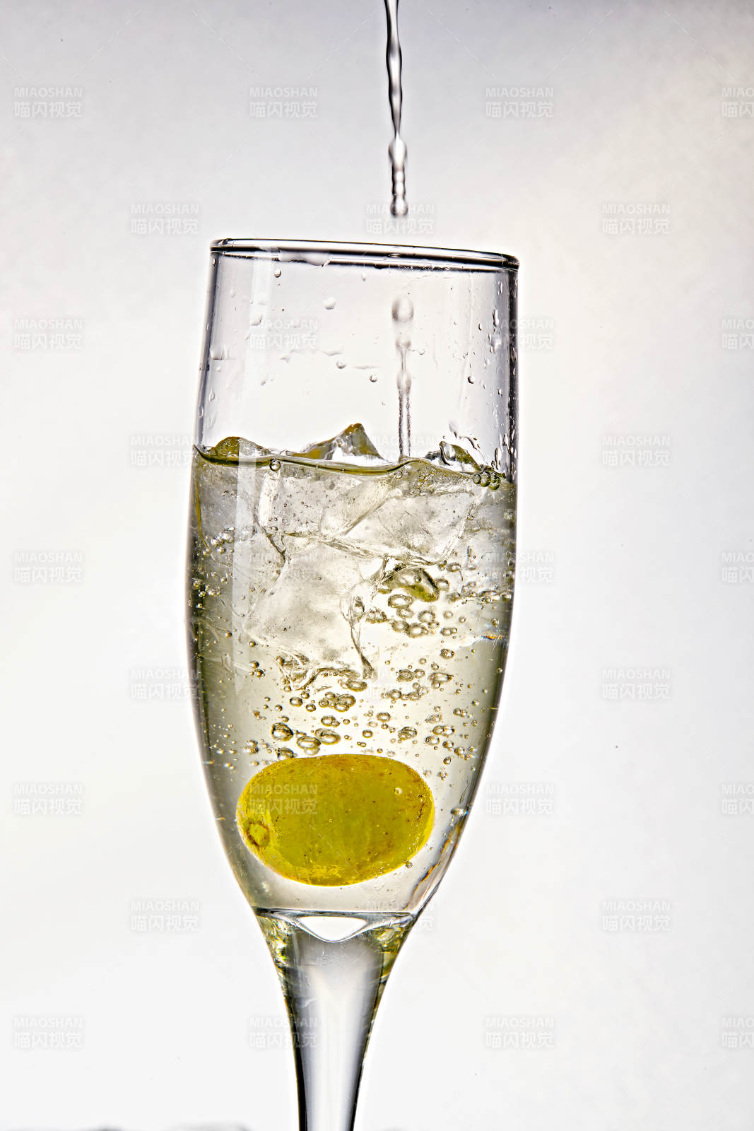 布满冰块的酒杯中的清凉白葡萄味预调酒-摄影图