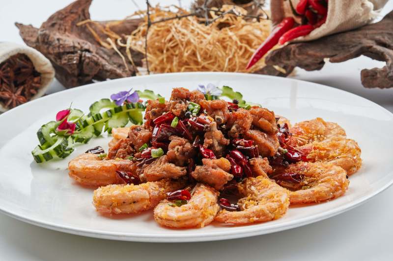 白色瓷盤裝的香辣油炸雞塊開背蝦