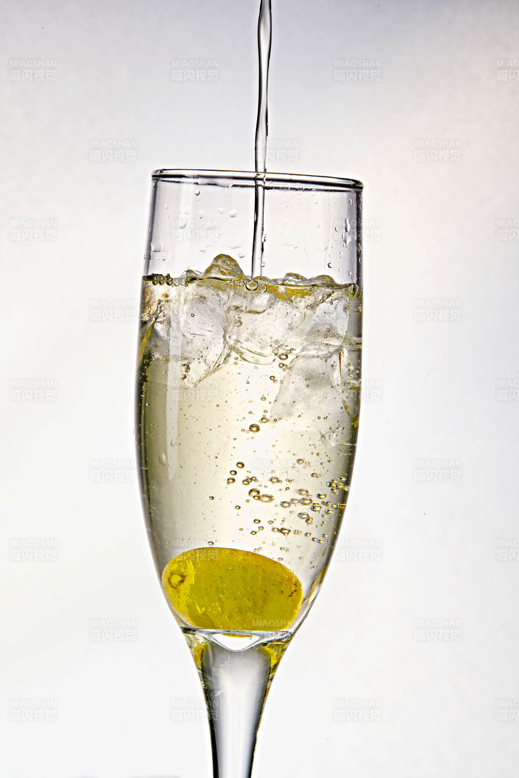 布满冰块的酒杯中的清凉白葡萄味预调酒-摄影图