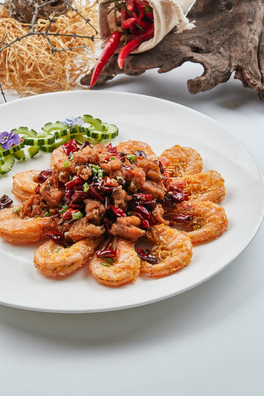 白色瓷盤裝的香辣油炸雞塊開背蝦