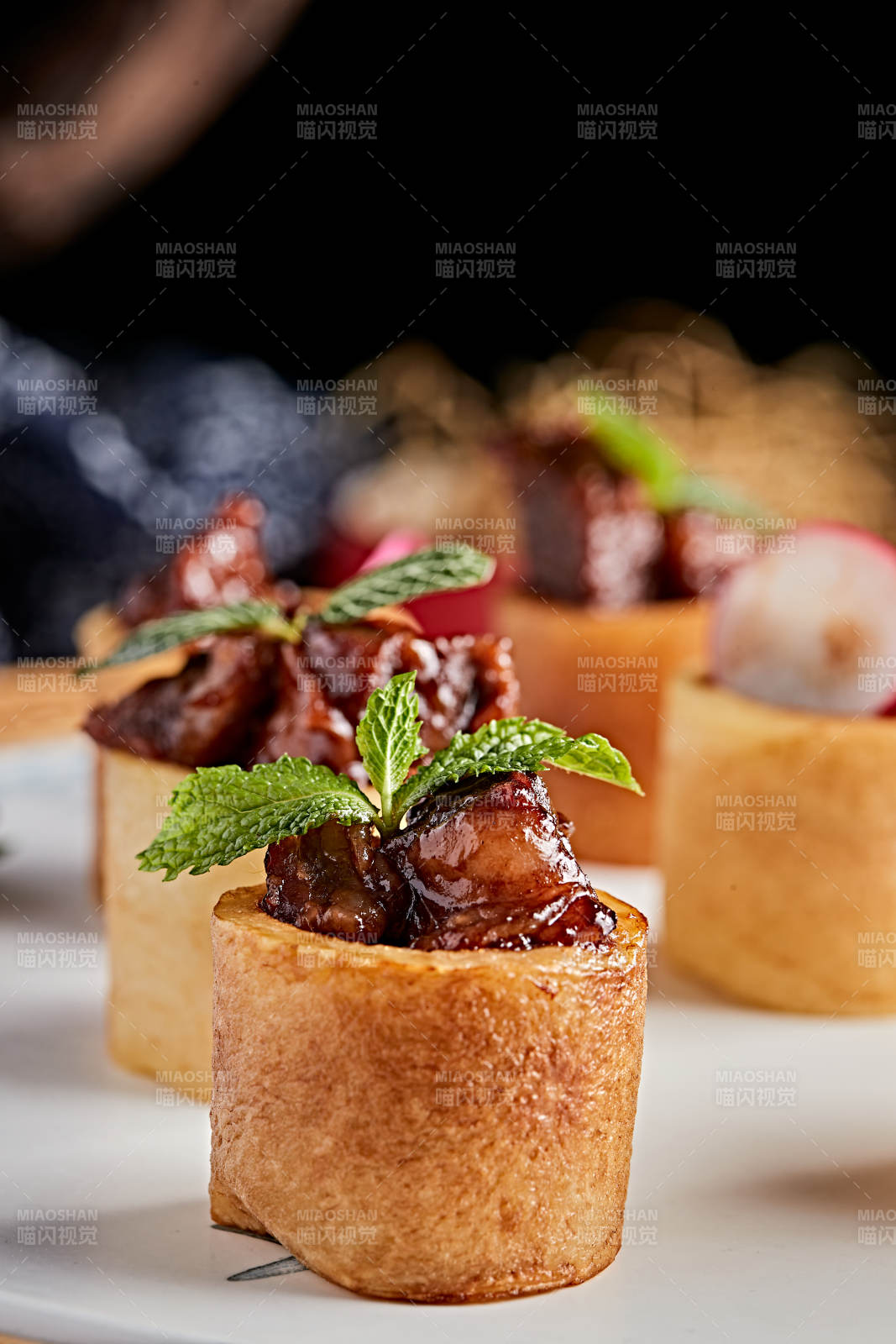 精美餐具装的精致酱烧脱骨牛肋