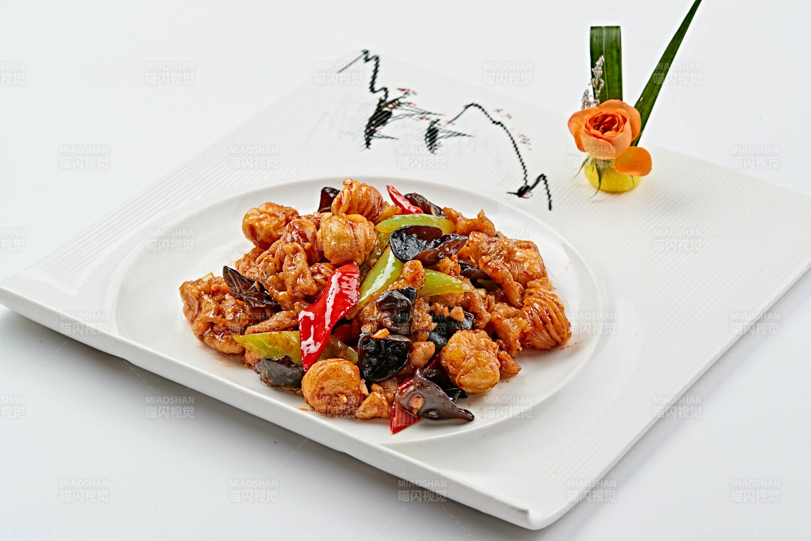 白色瓷盤裝的木須肉熘迷你小花卷