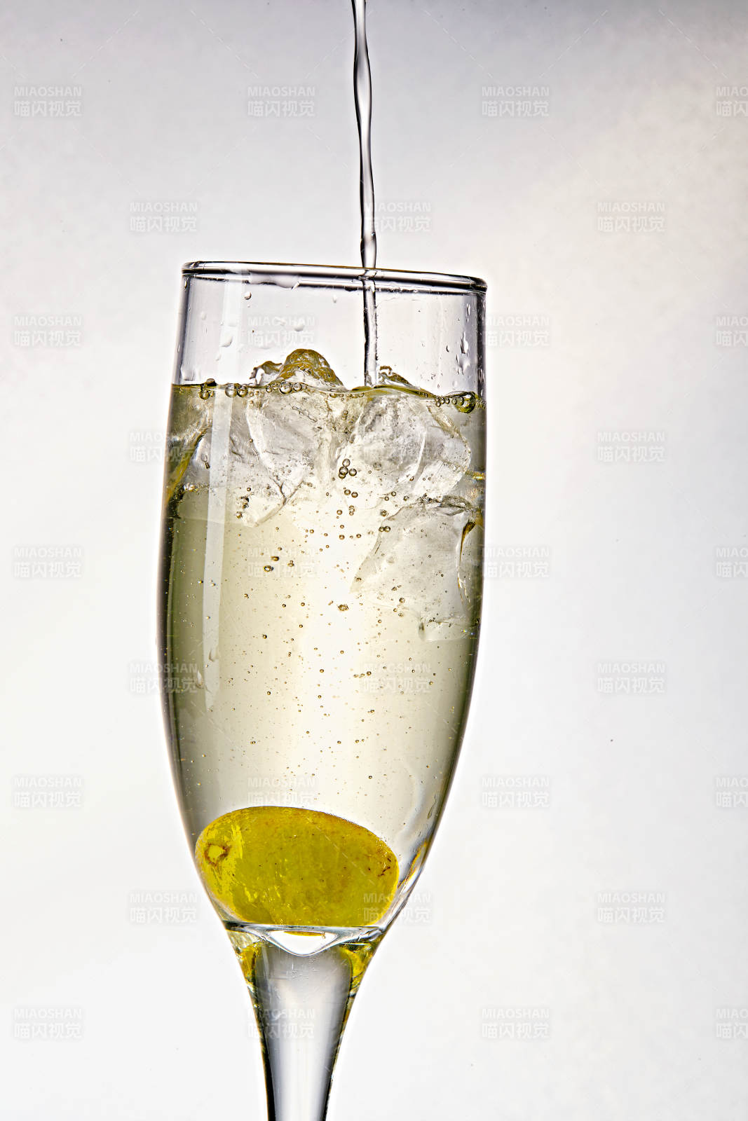 布满冰块的酒杯中的清凉白葡萄味预调酒-摄影图