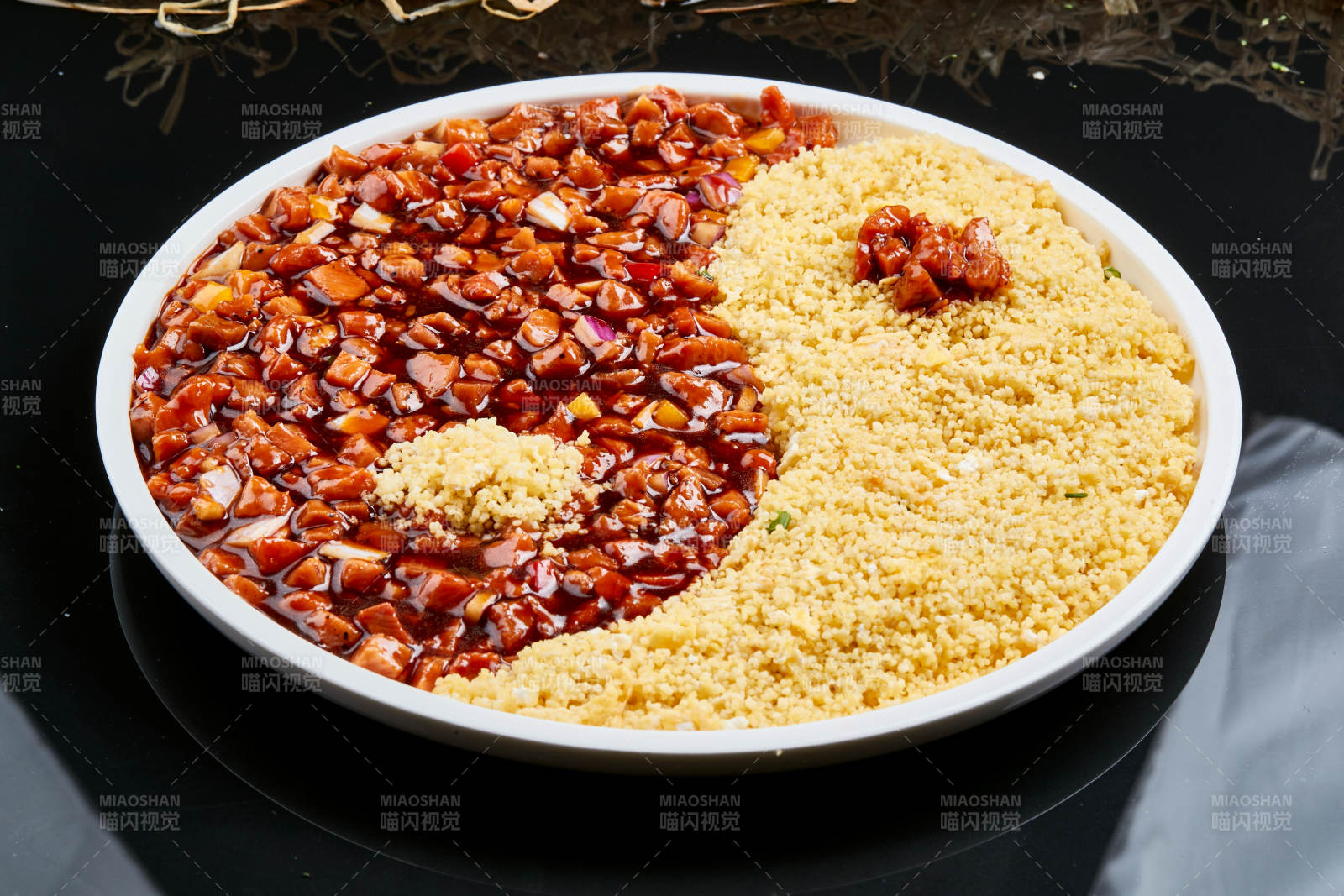 白色瓷盘装的肉酱金米乾坤八卦饭