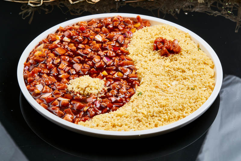 白色瓷盘装的肉酱金米乾坤八卦饭