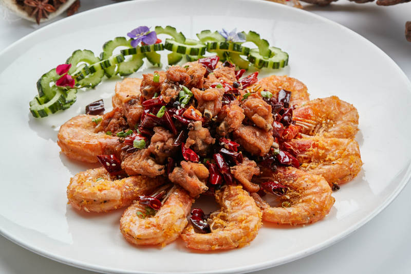 白色瓷盤裝的香辣油炸雞塊開背蝦