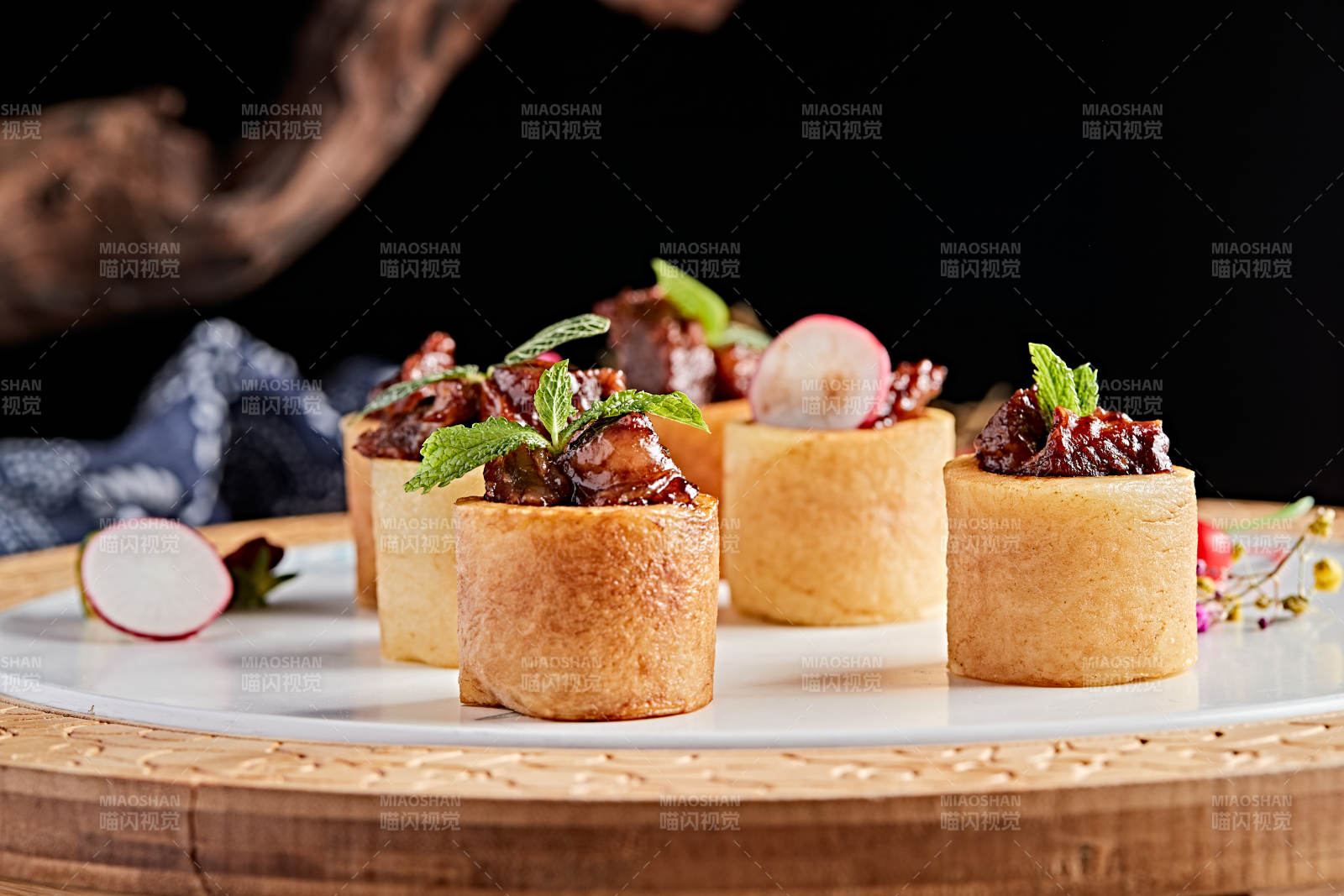 精美餐具装的精致酱烧脱骨牛肋