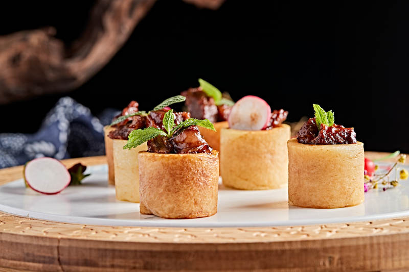 精美餐具装的精致酱烧脱骨牛肋