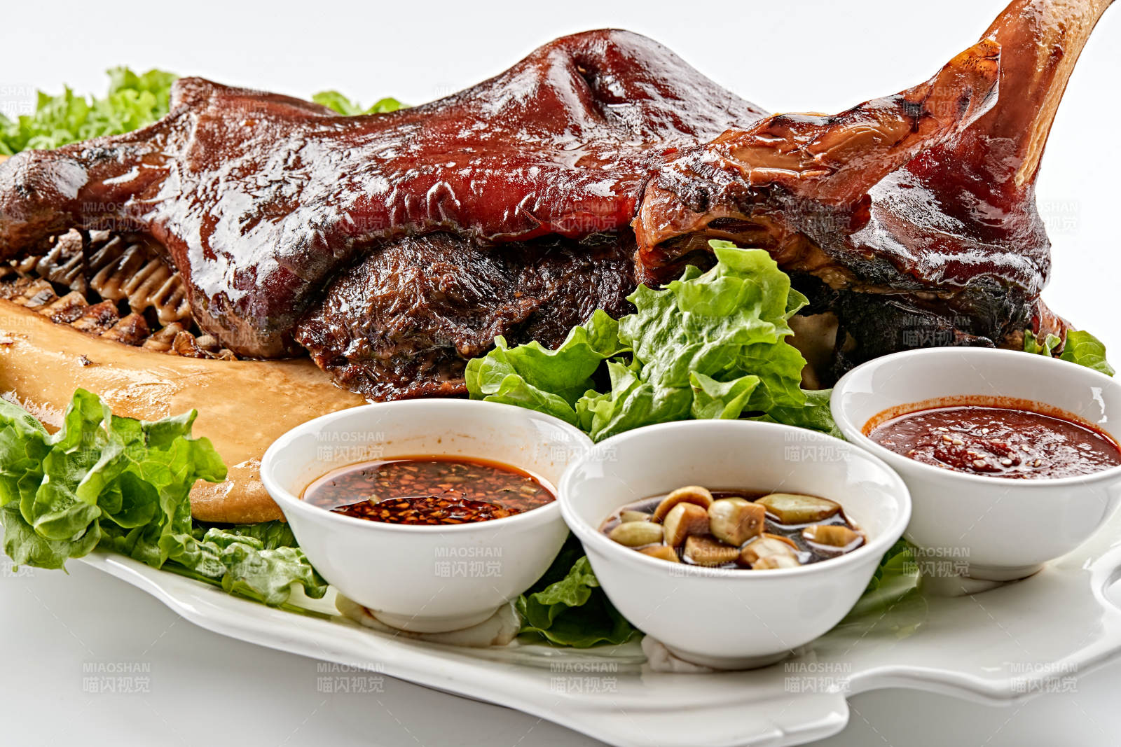 白色瓷盘装的蒙餐卤牛头
