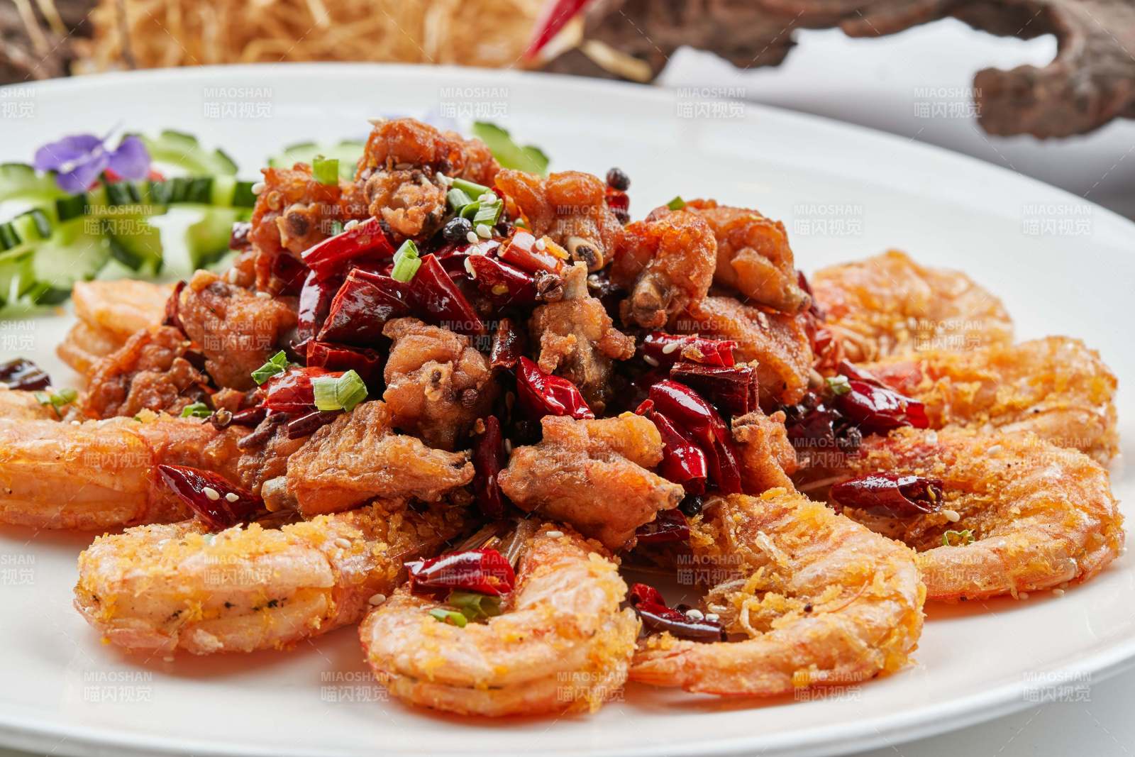 白色瓷盤裝的香辣油炸雞塊開背蝦