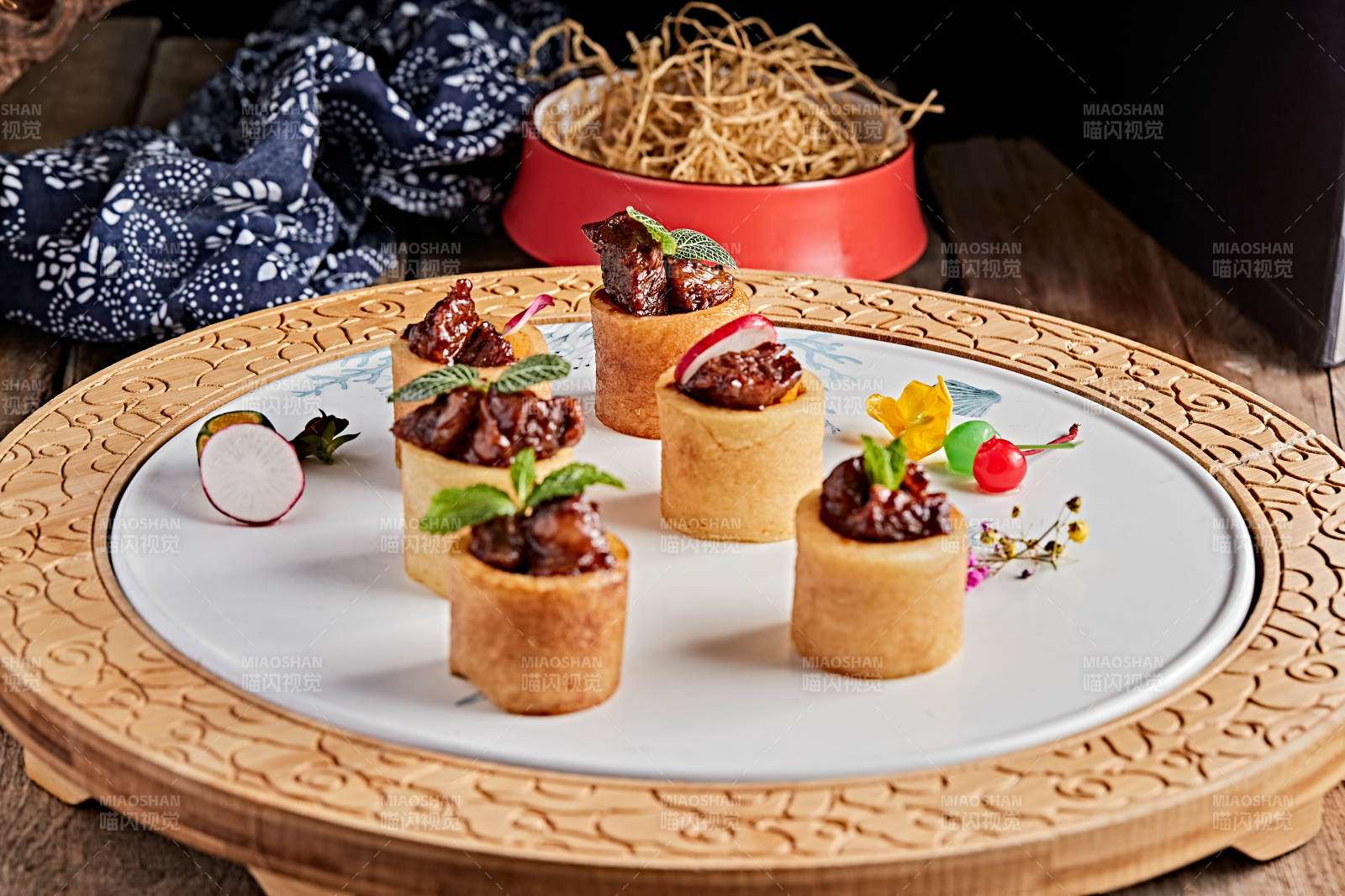 精美餐具装的精致酱烧脱骨牛肋