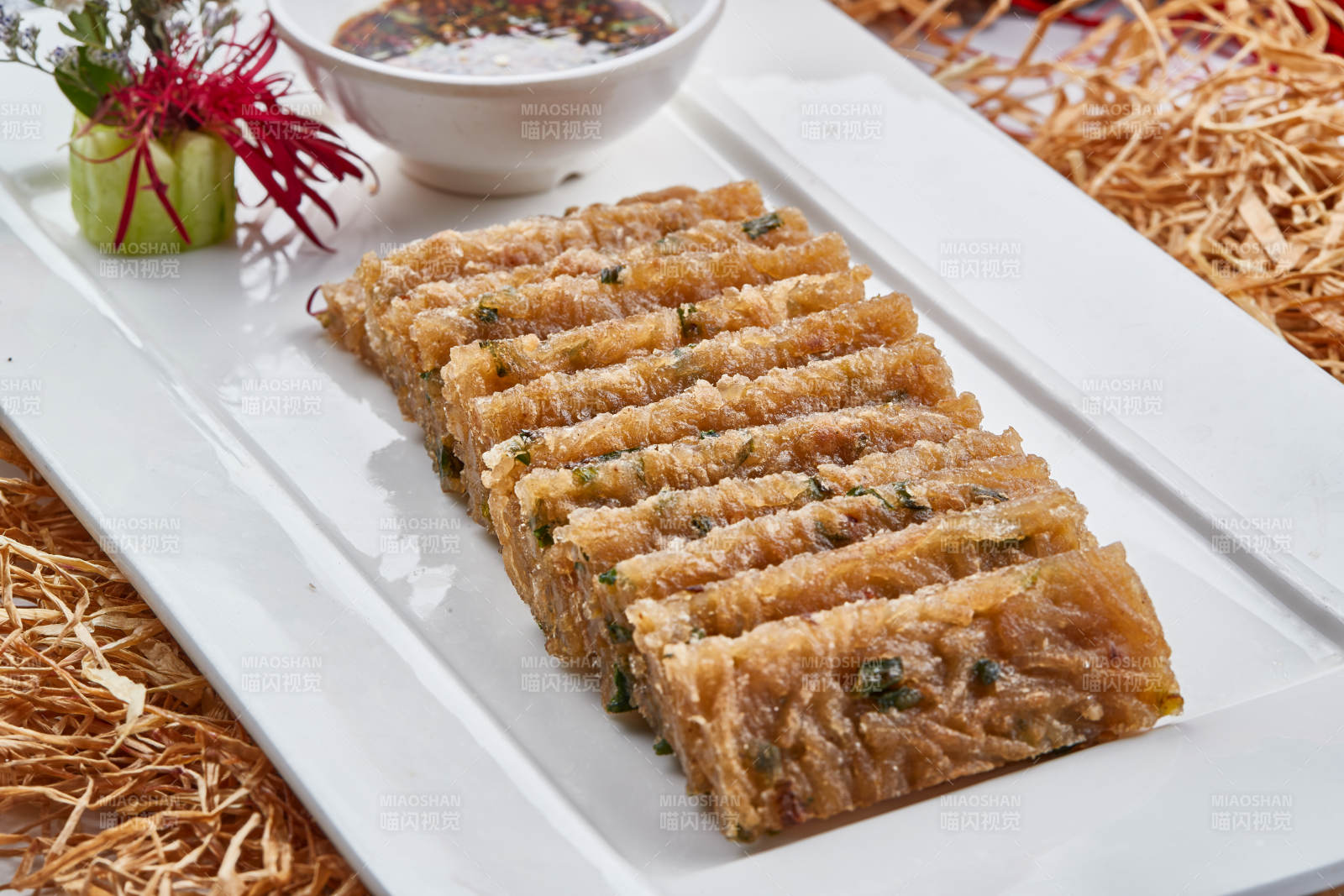 白色瓷盘装的的邯郸美食油炸杂粉皮