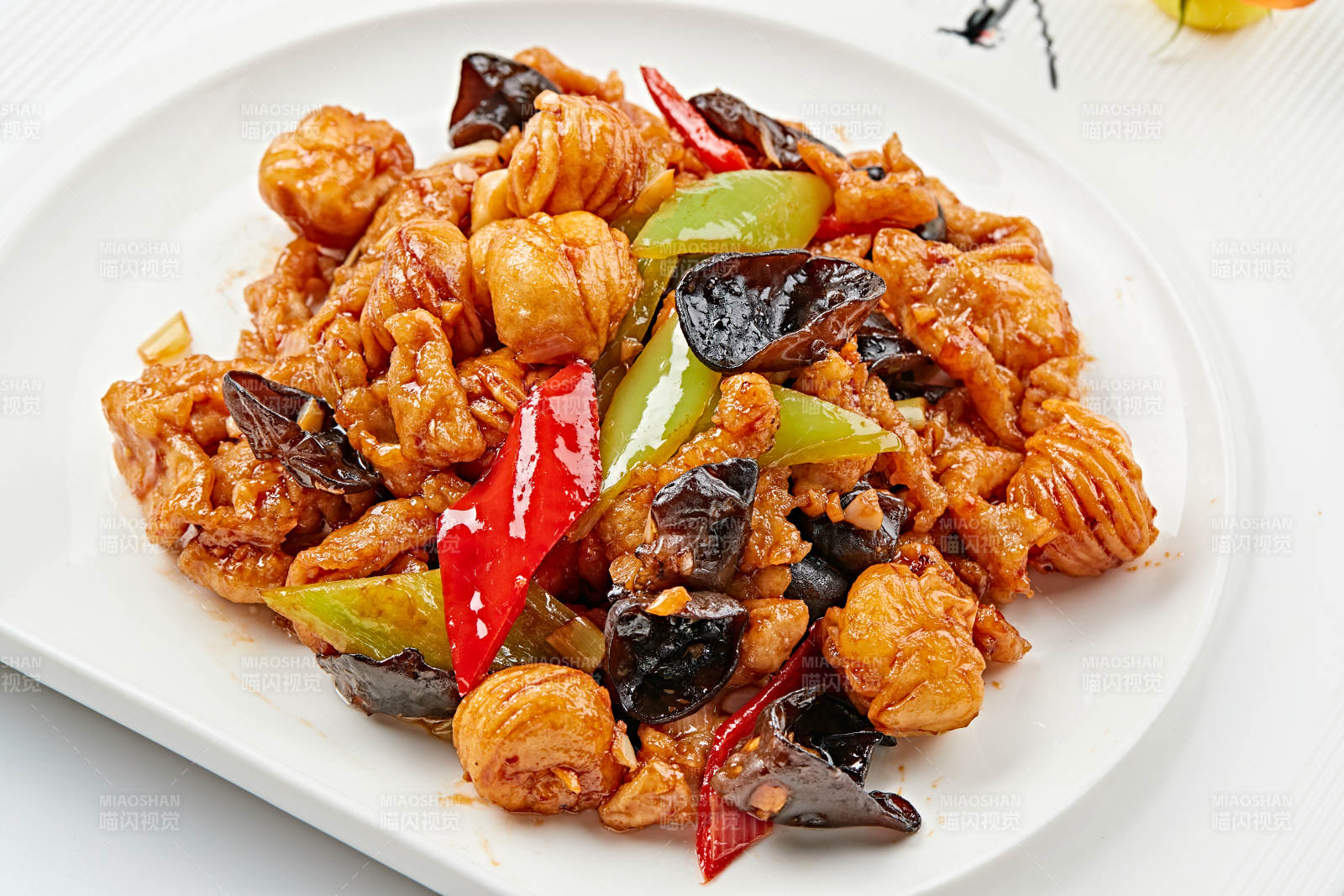 白色瓷盤裝的木須肉熘迷你小花卷