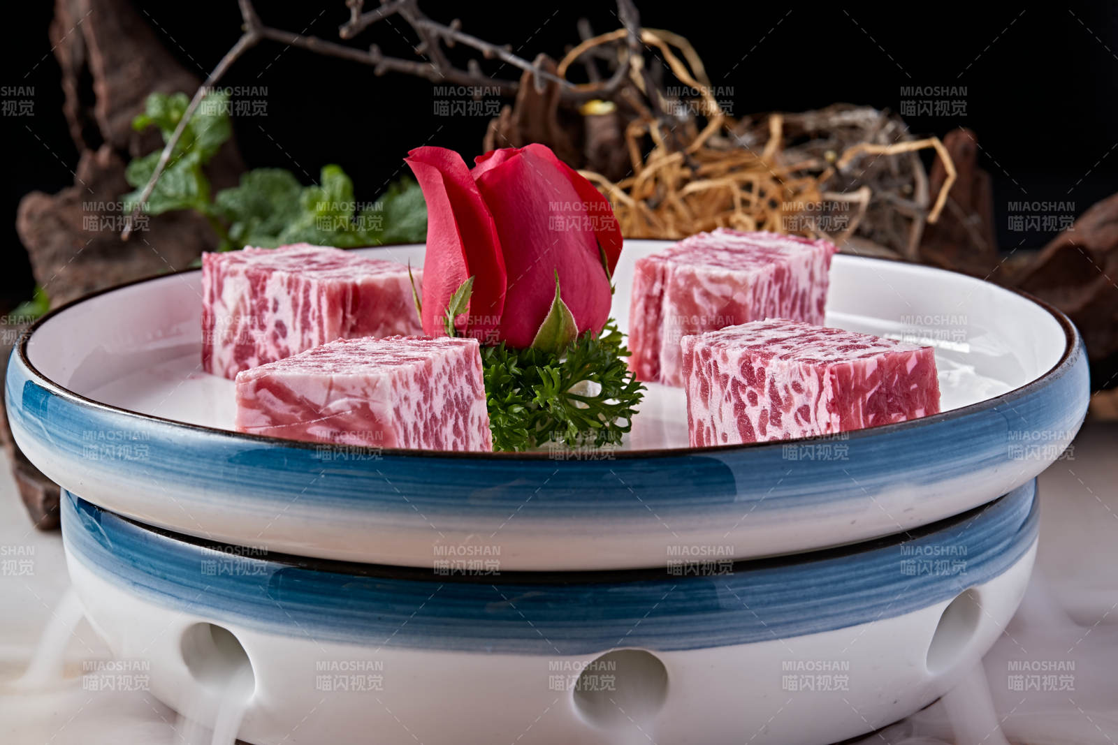 日式雪花和牛样式的果酱奶油蛋糕