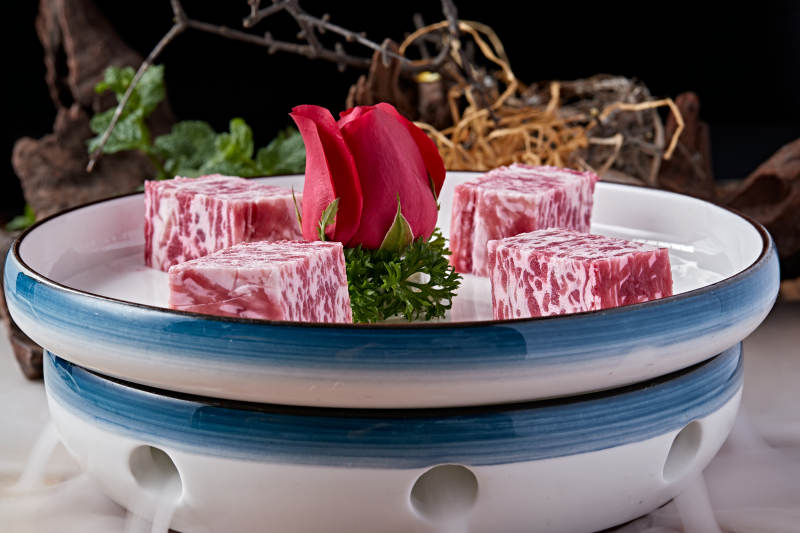 日式雪花和牛样式的果酱奶油蛋糕