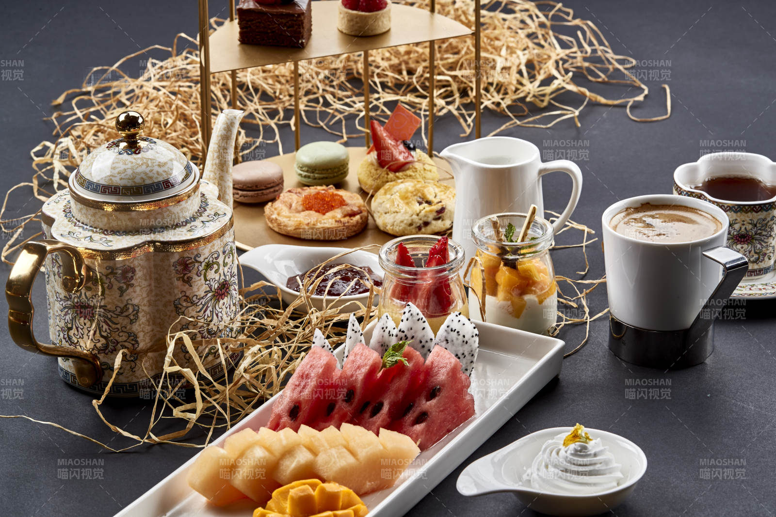 铺满一桌的精致美味英式下午茶