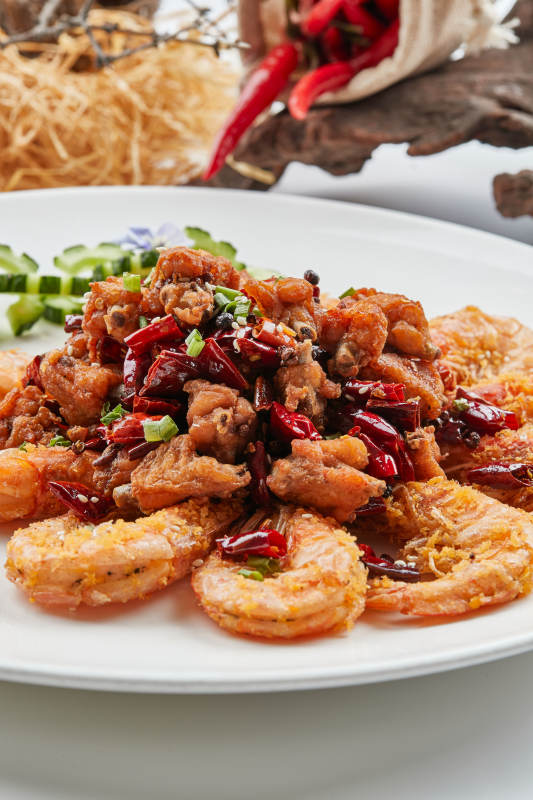 白色瓷盤裝的香辣油炸雞塊開背蝦