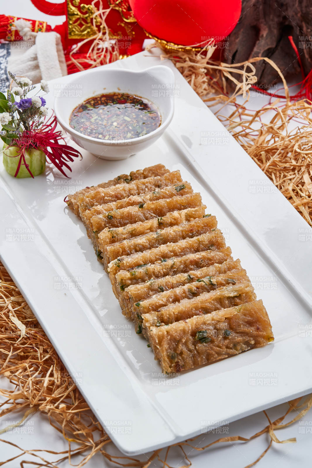 白色瓷盘装的的邯郸美食油炸杂粉皮