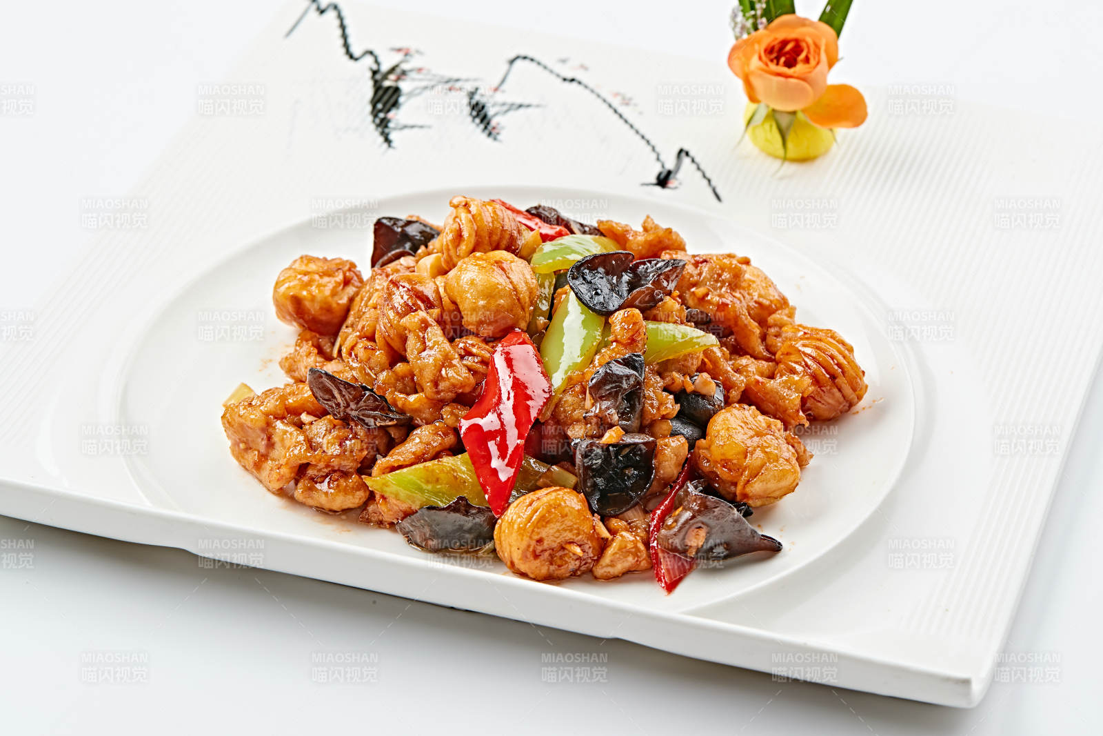 白色瓷盤裝的木須肉熘迷你小花卷