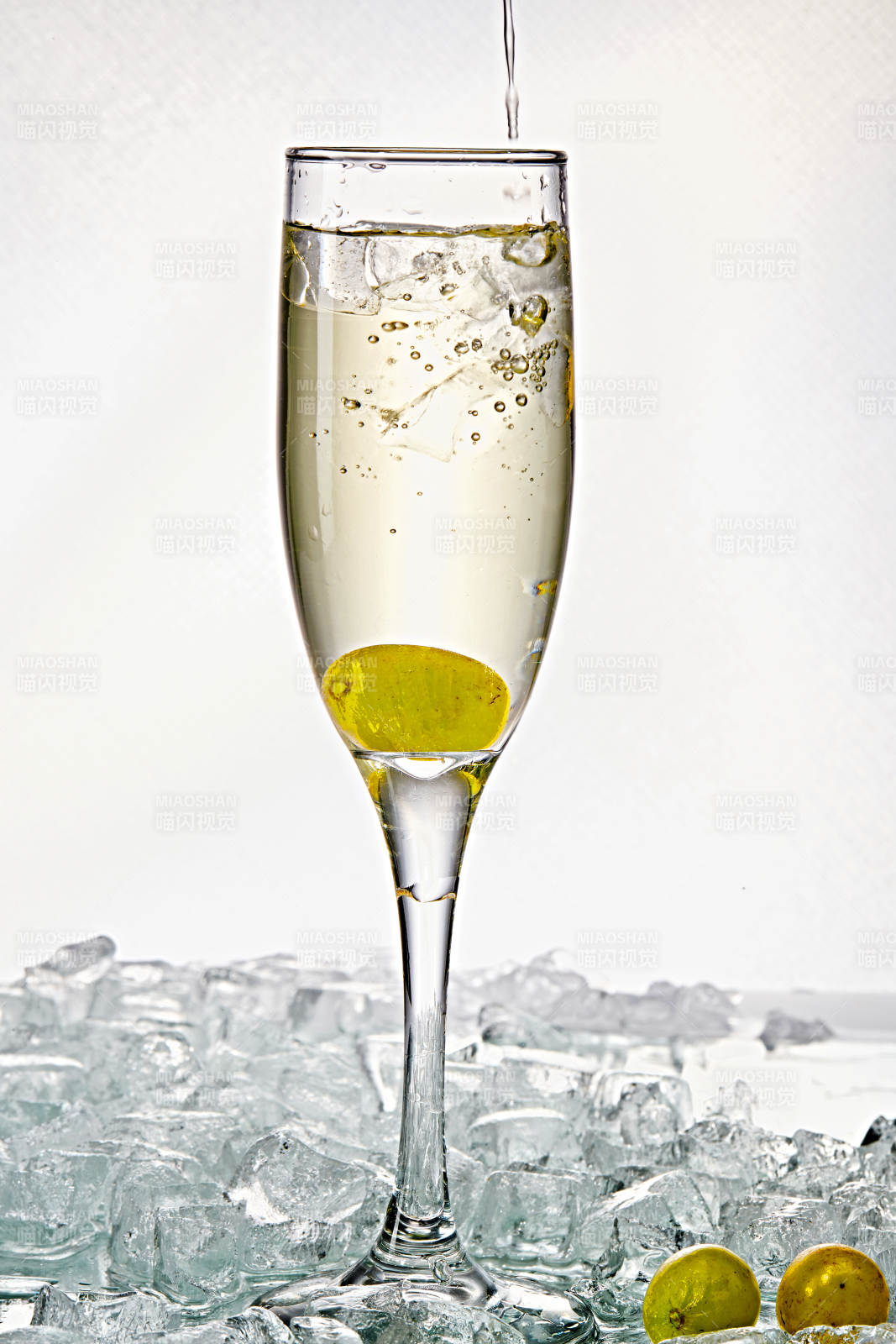 布满冰块的酒杯中的清凉白葡萄味预调酒-摄影图
