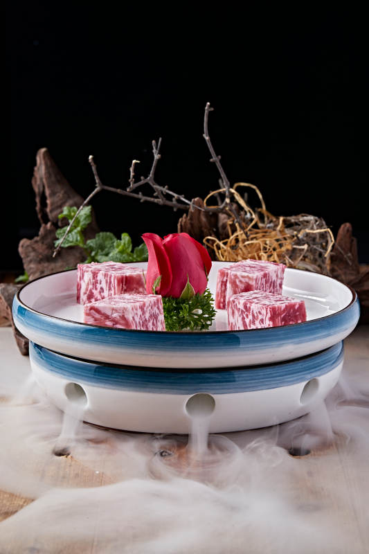 日式雪花和牛样式的果酱奶油蛋糕