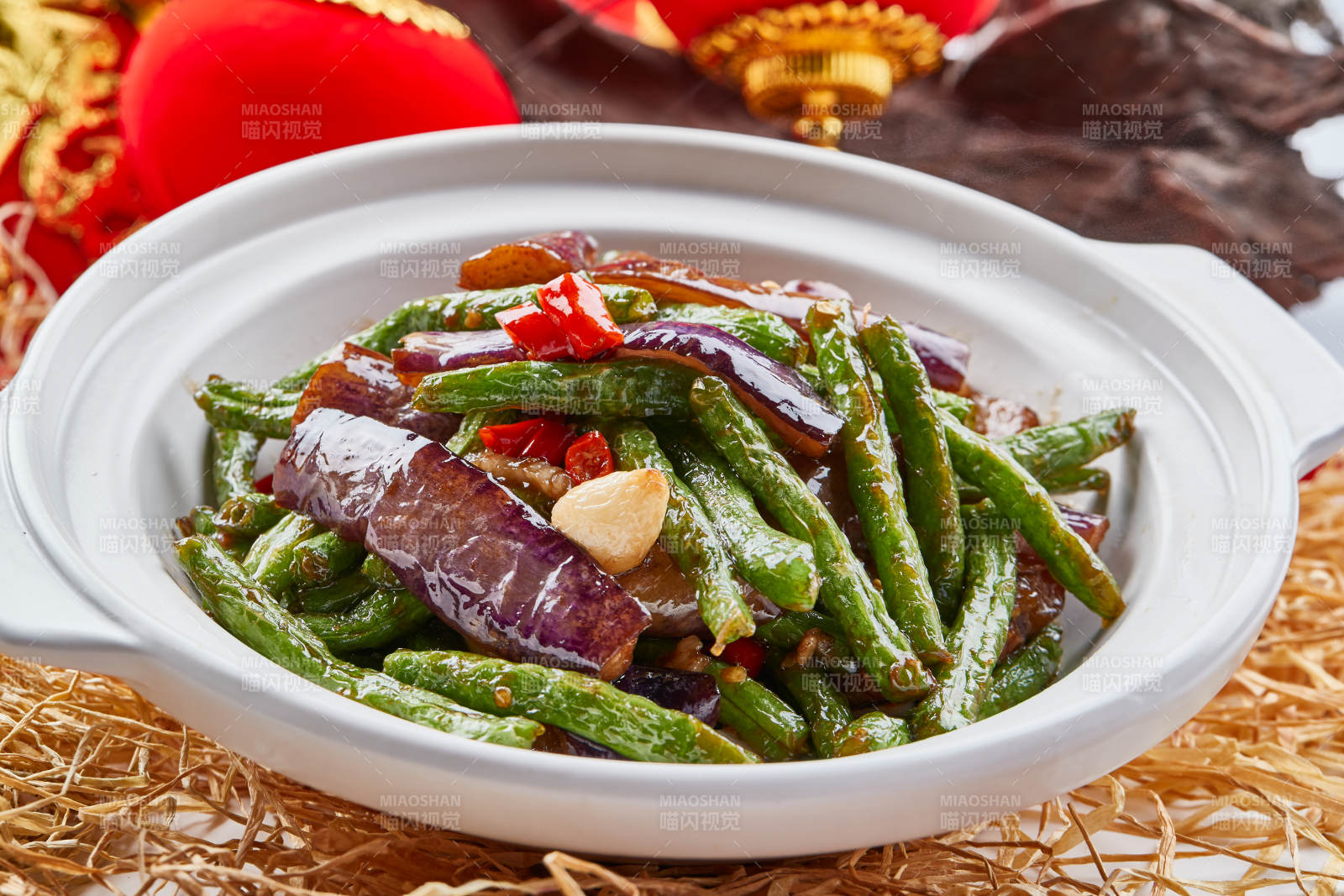 白色砂锅装的豆角茄子煲