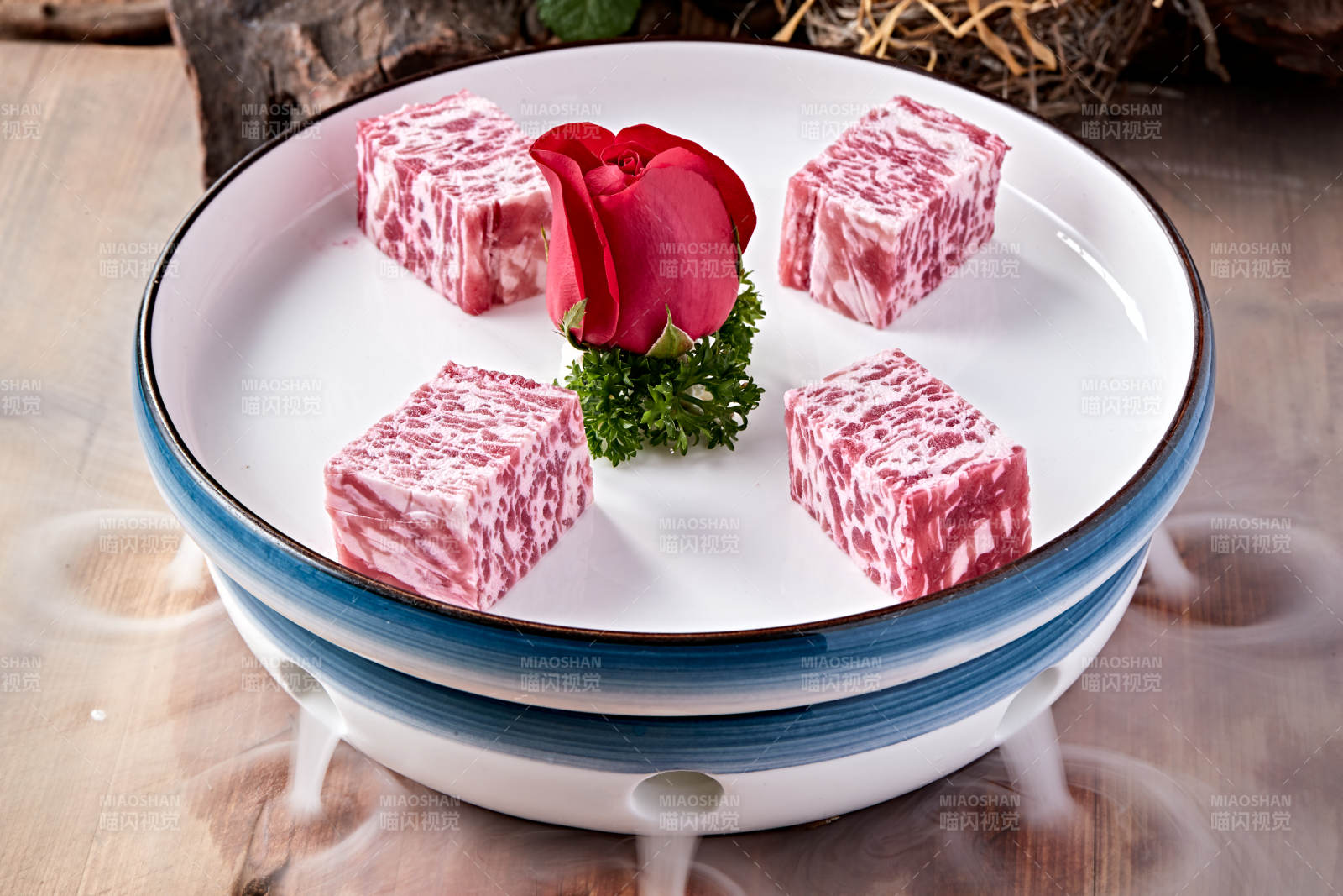 日式雪花和牛样式的果酱奶油蛋糕