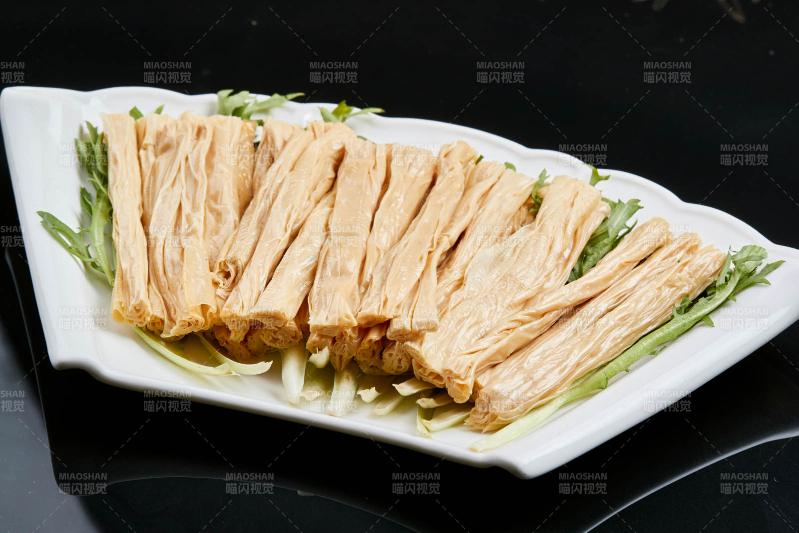 白色瓷盤裝的火鍋食材腐竹段