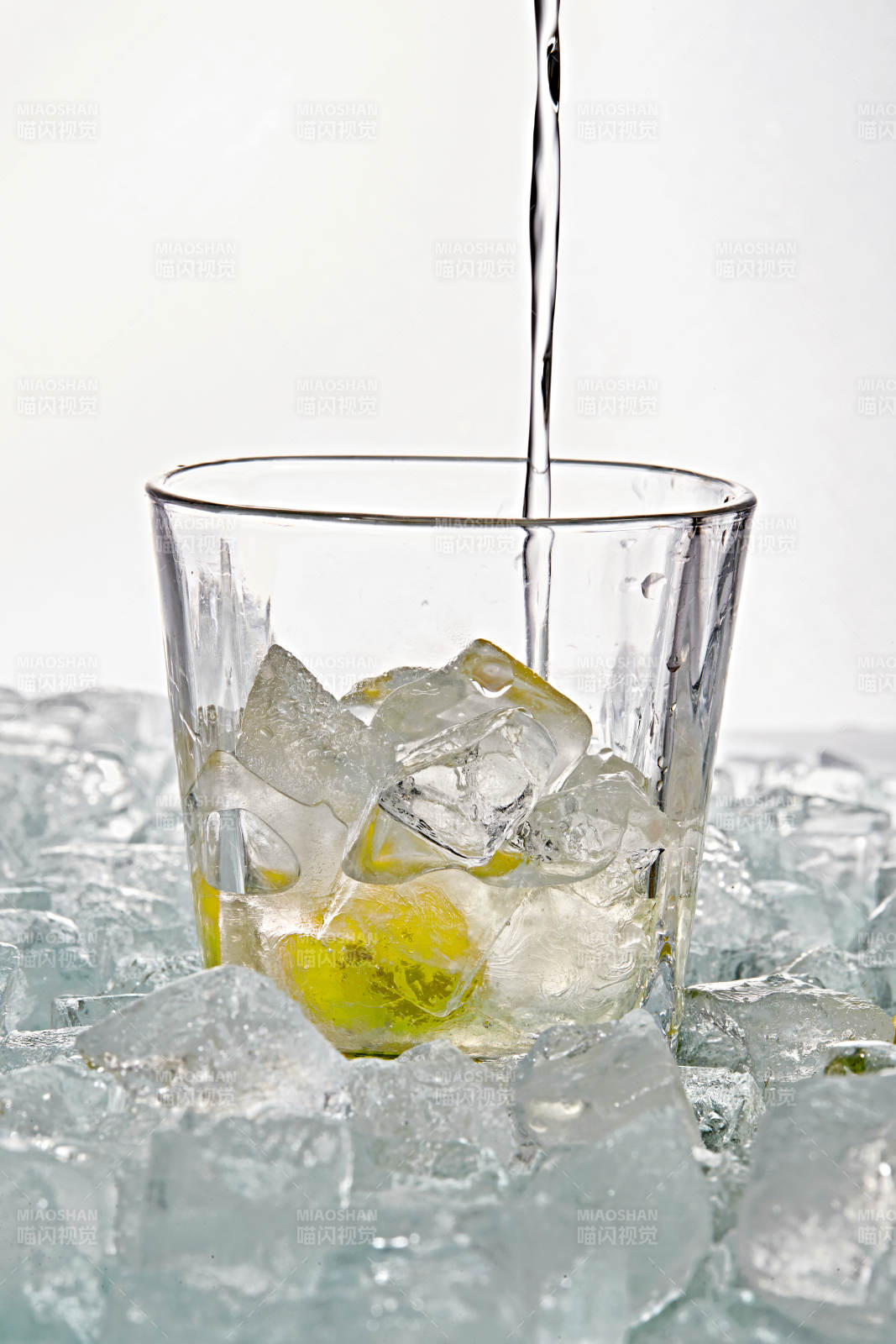 布满冰块的酒杯中的清凉白葡萄味预调酒-摄影图