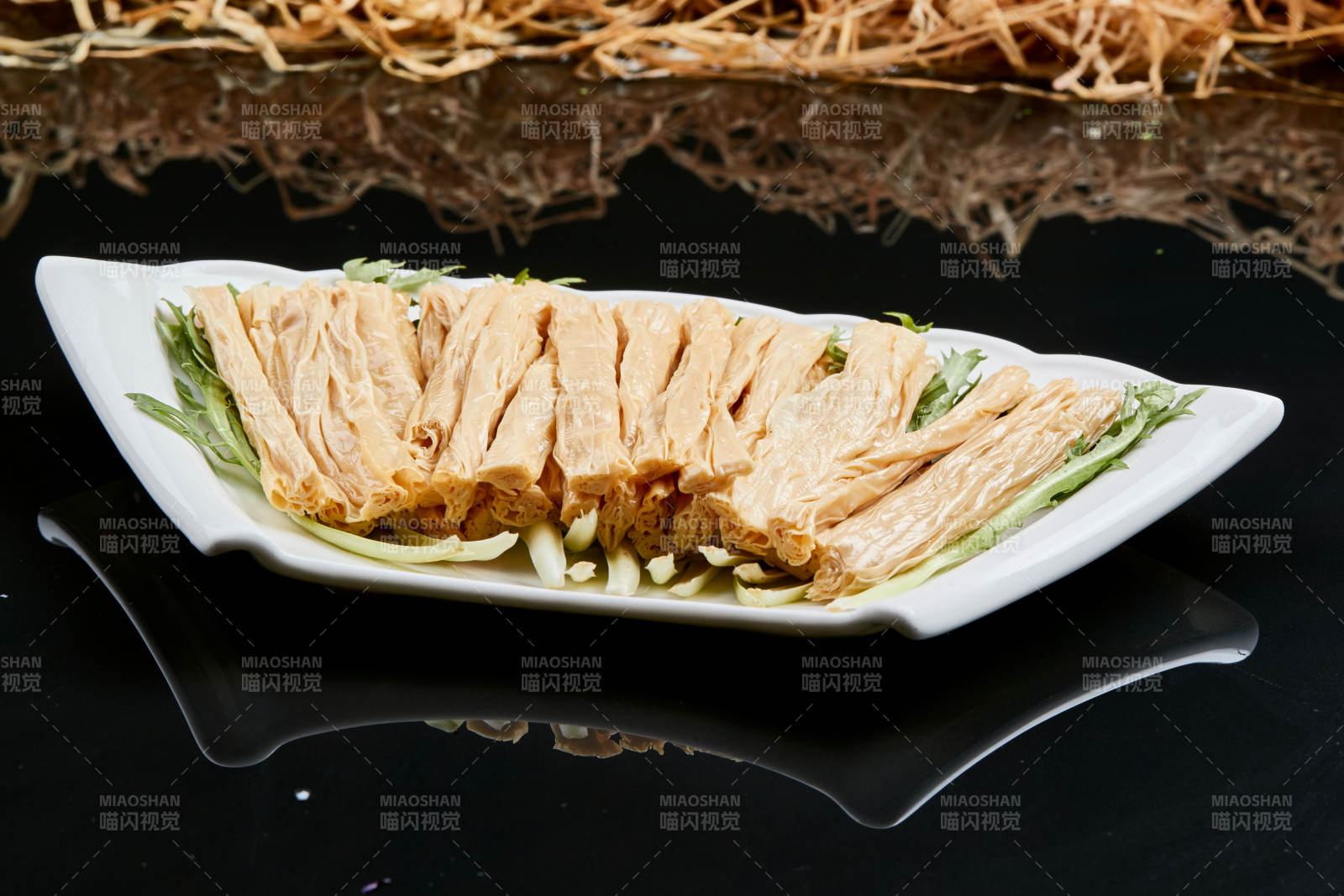 白色瓷盤裝的火鍋食材腐竹段