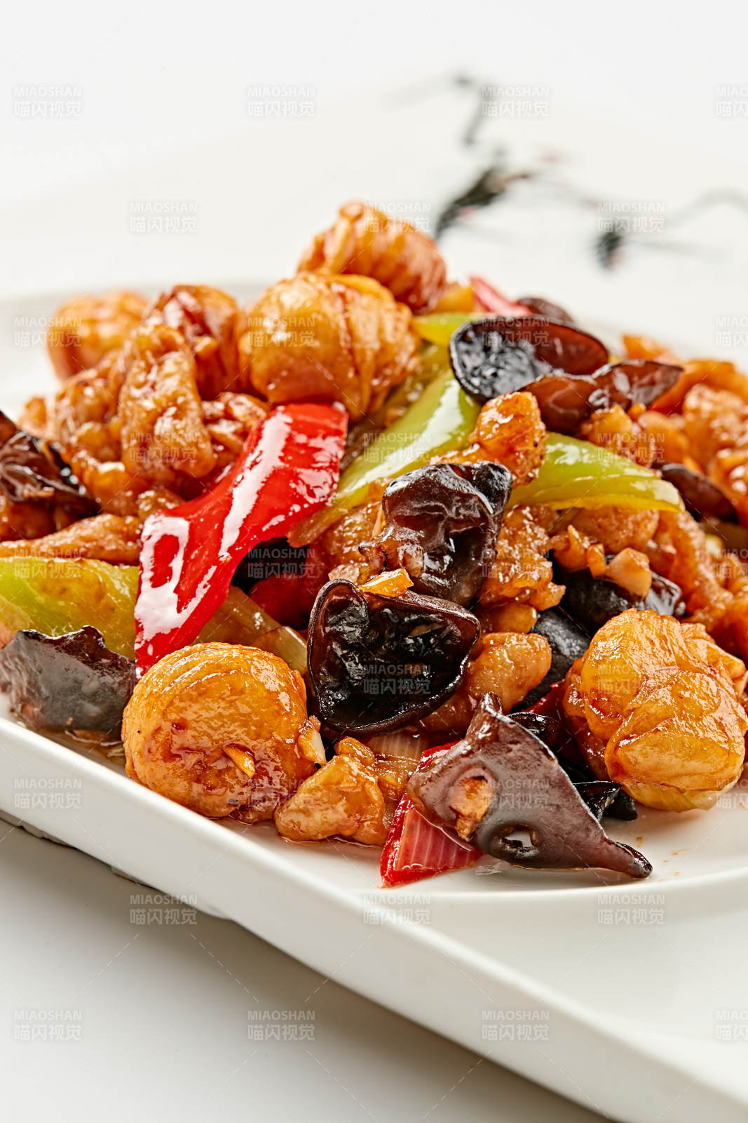 白色瓷盤裝的木須肉熘迷你小花卷