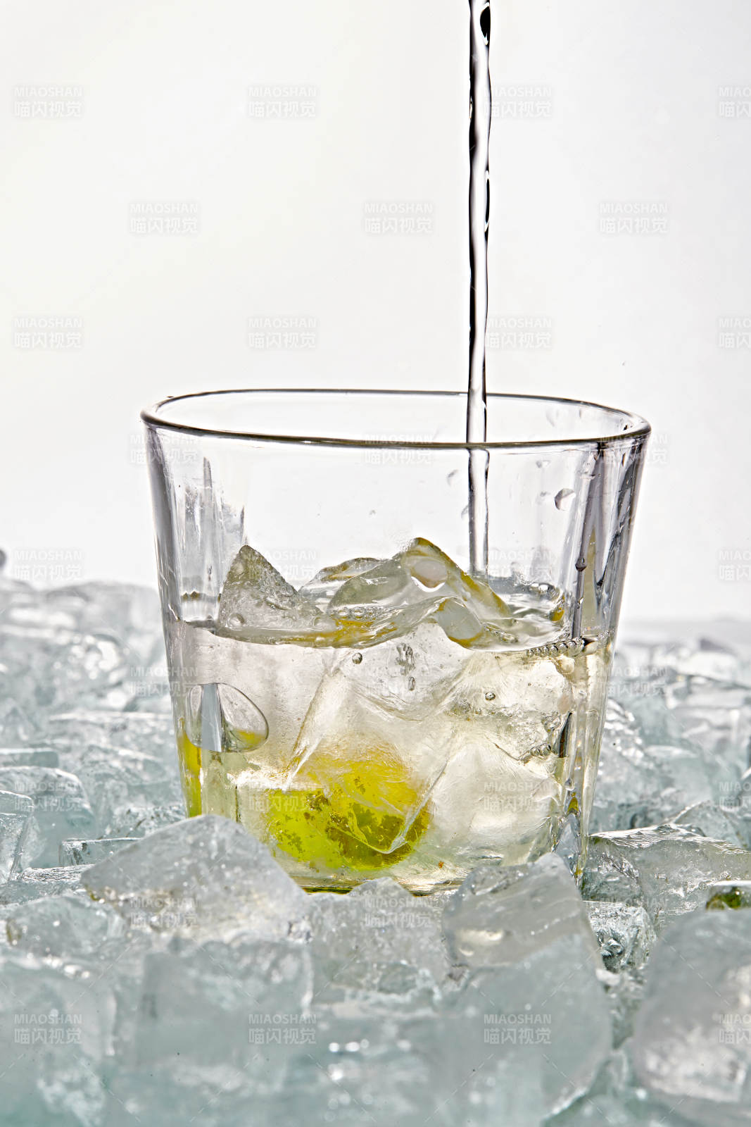 布满冰块的酒杯中的清凉白葡萄味预调酒-摄影图