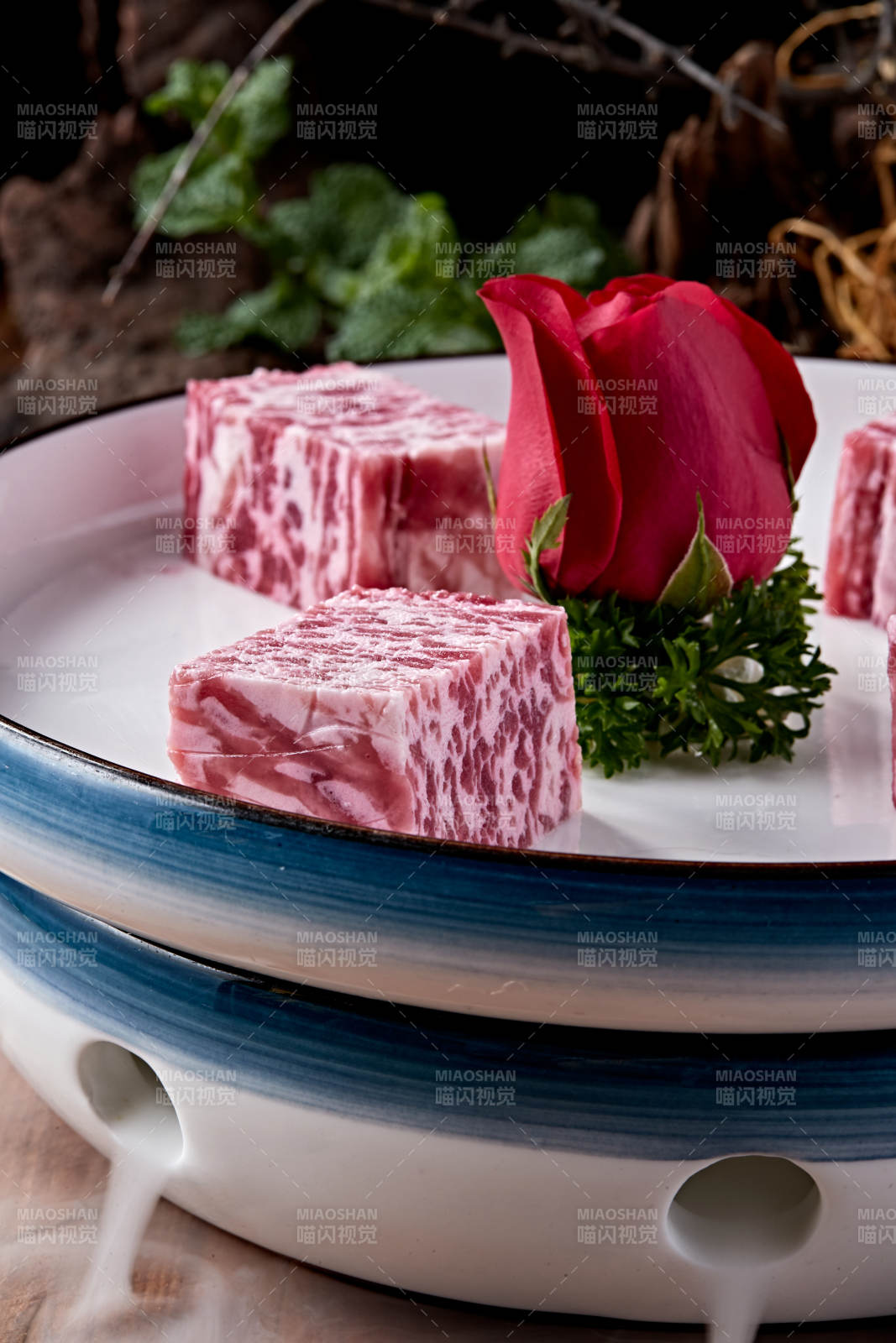 日式雪花和牛样式的果酱奶油蛋糕