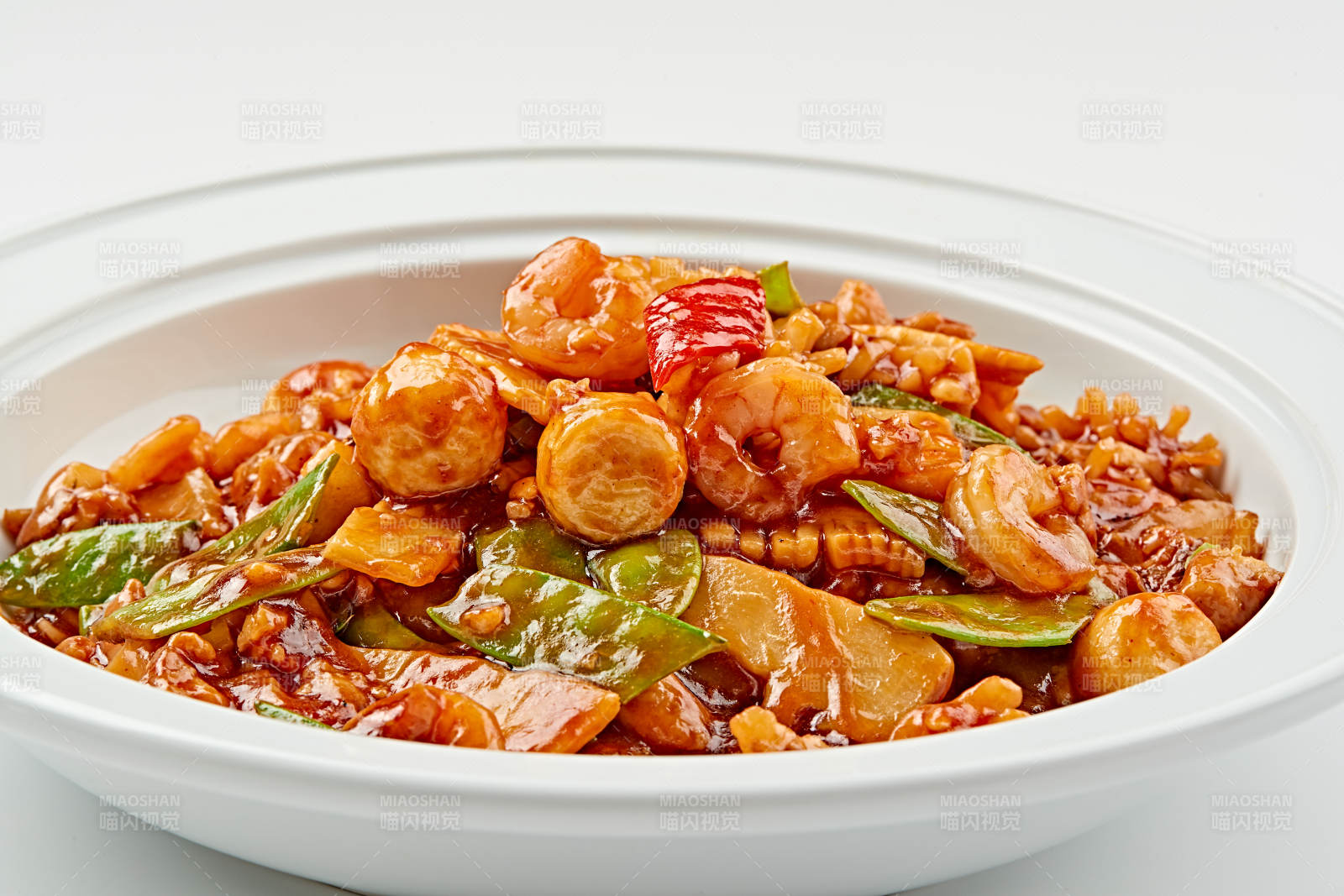 白色瓷盤裝的傳統(tǒng)天津名菜八珍豆腐