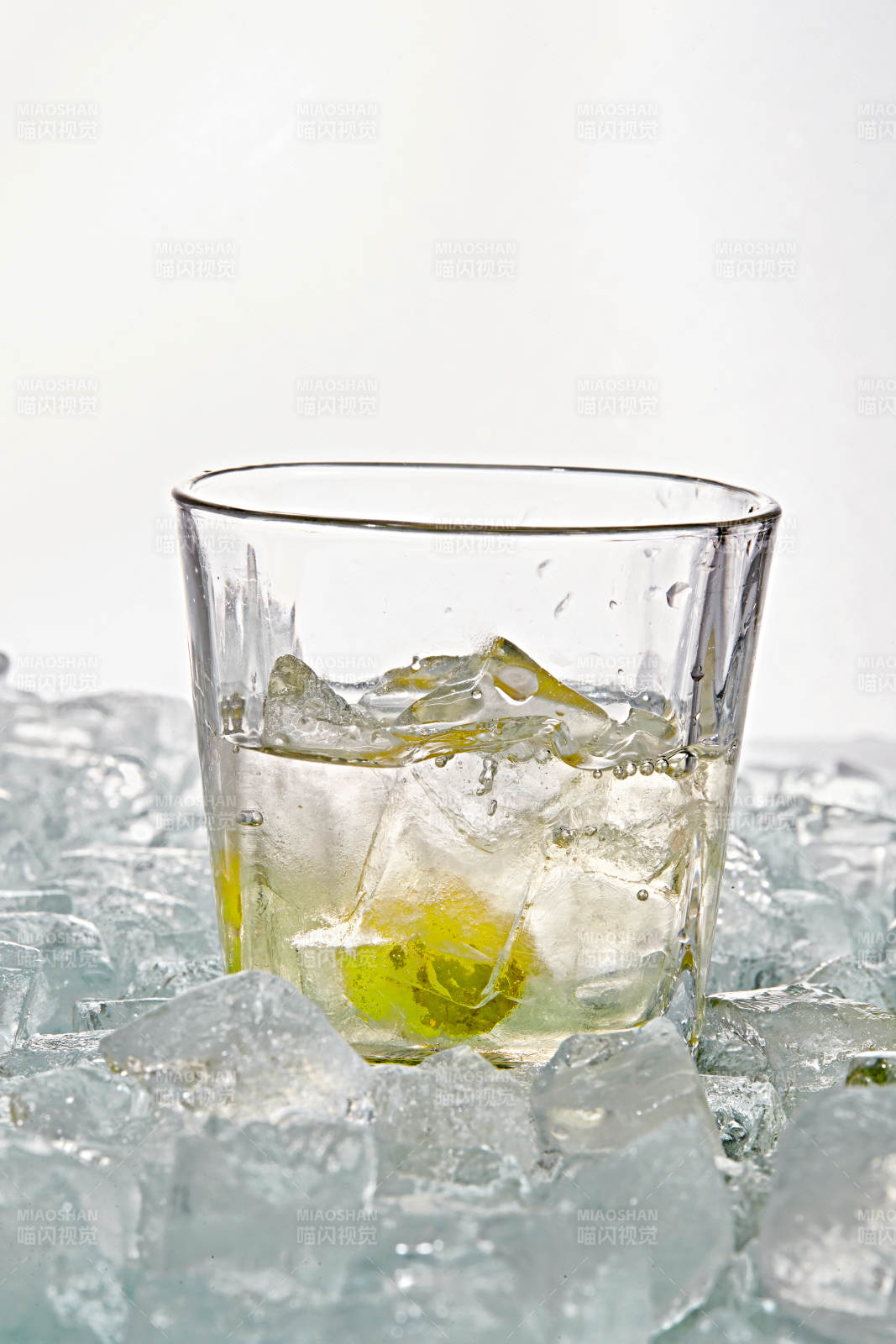 布满冰块的酒杯中的清凉白葡萄味预调酒-摄影图