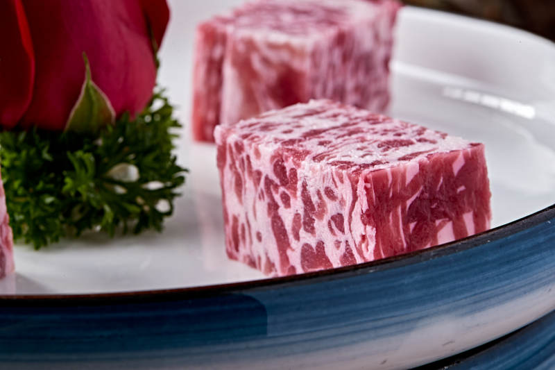 日式雪花和牛样式的果酱奶油蛋糕