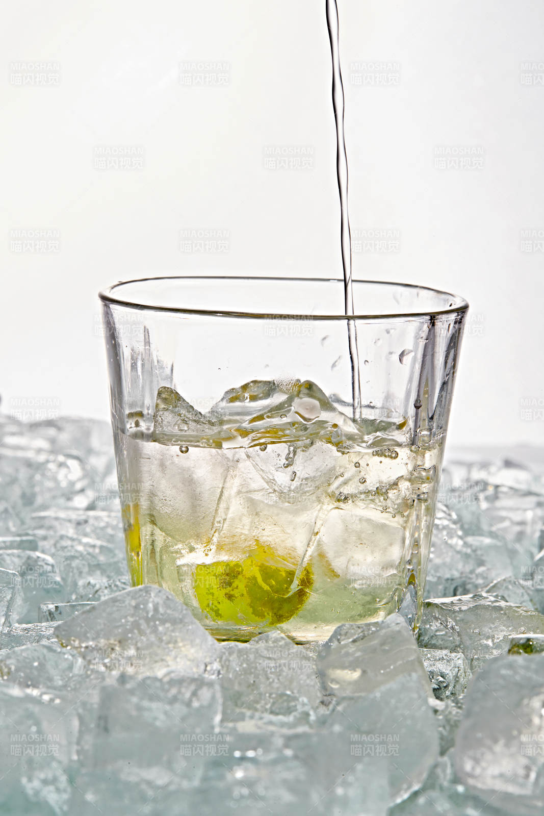 布满冰块的酒杯中的清凉白葡萄味预调酒-摄影图