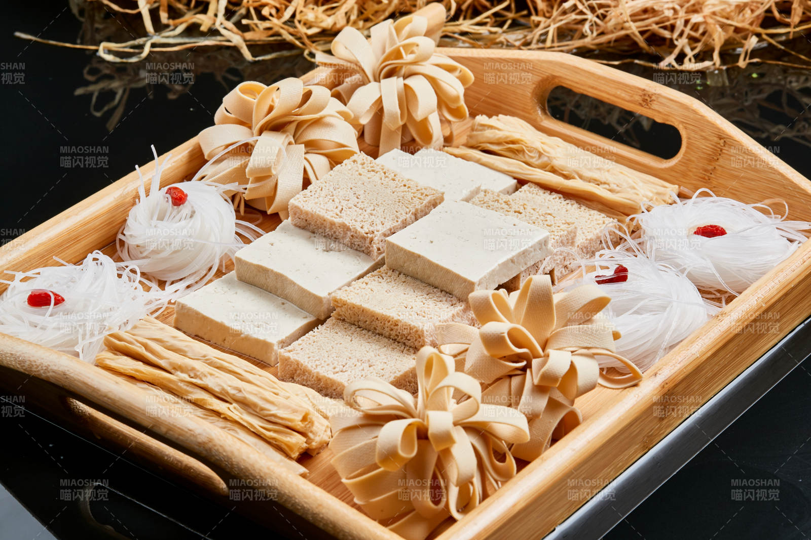 木質托盤裝的火鍋食材農家豆四寶