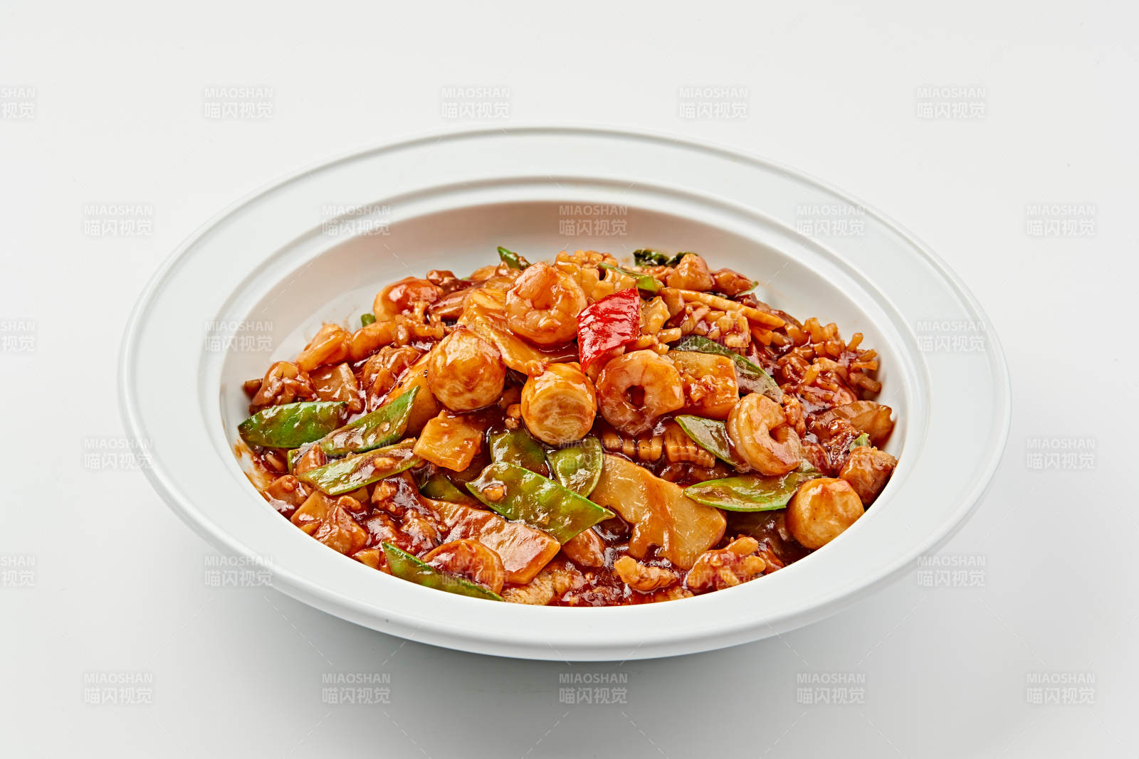 白色瓷盤裝的傳統天津名菜八珍豆腐