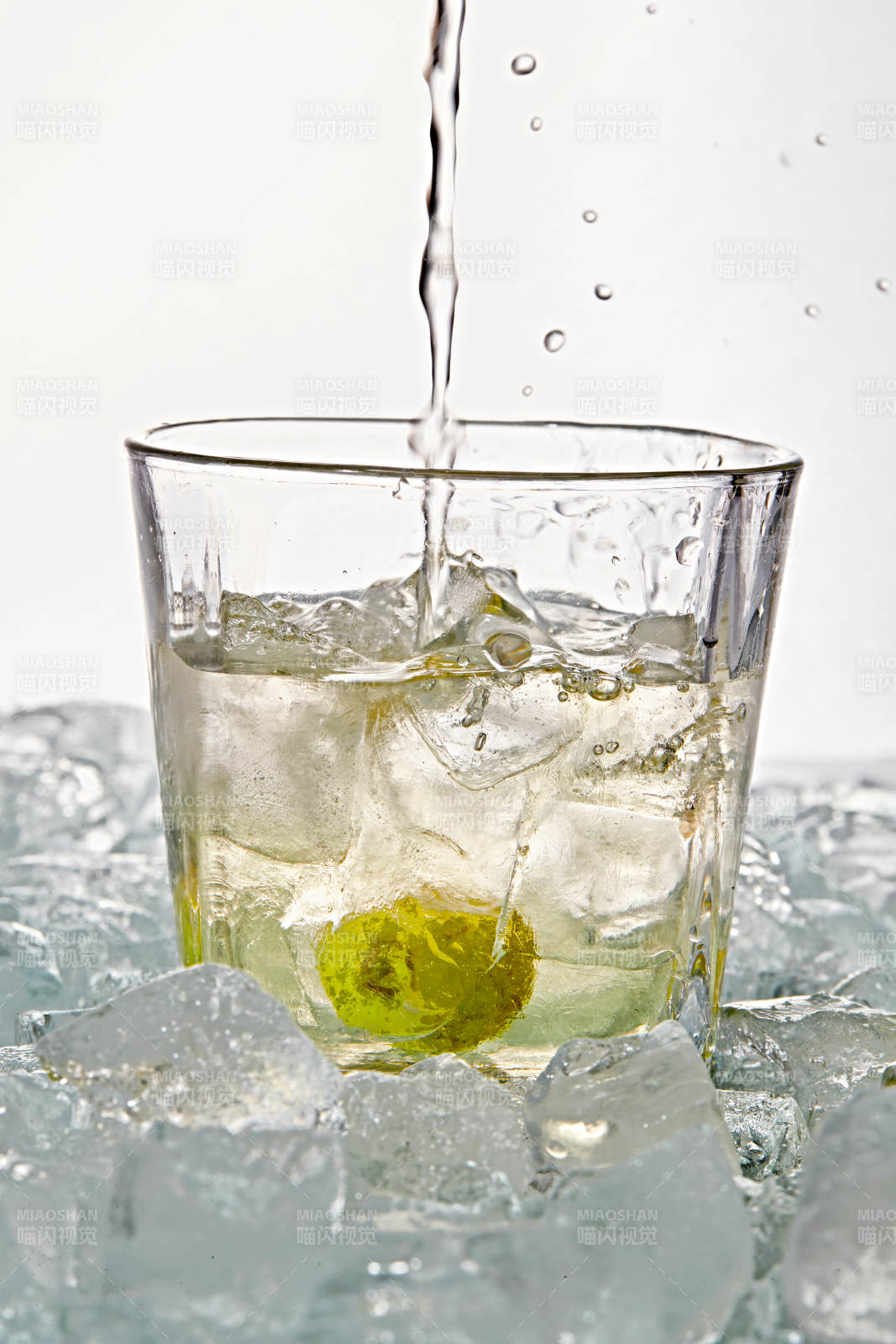 布满冰块的酒杯中的清凉白葡萄味预调酒-摄影图