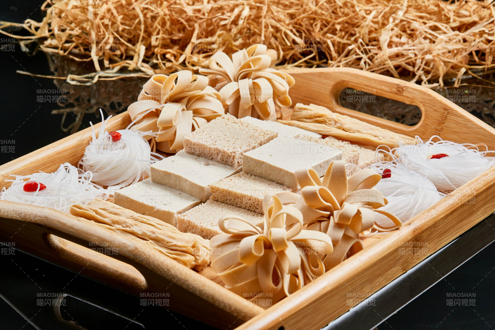 木質托盤裝的火鍋食材農家豆四寶