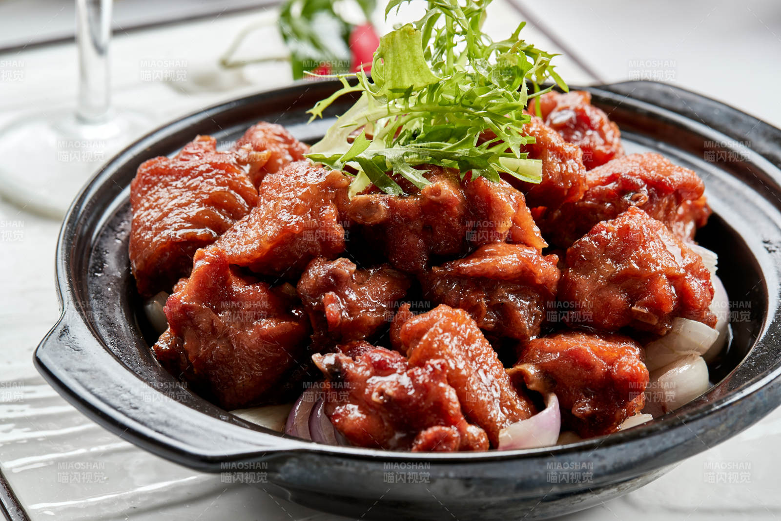 黑色砂锅装的葱香红烧鸡块