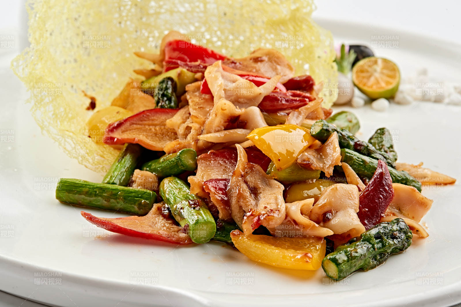 白色瓷盤裝的粵式小炒彩椒蒜薹爆北極貝