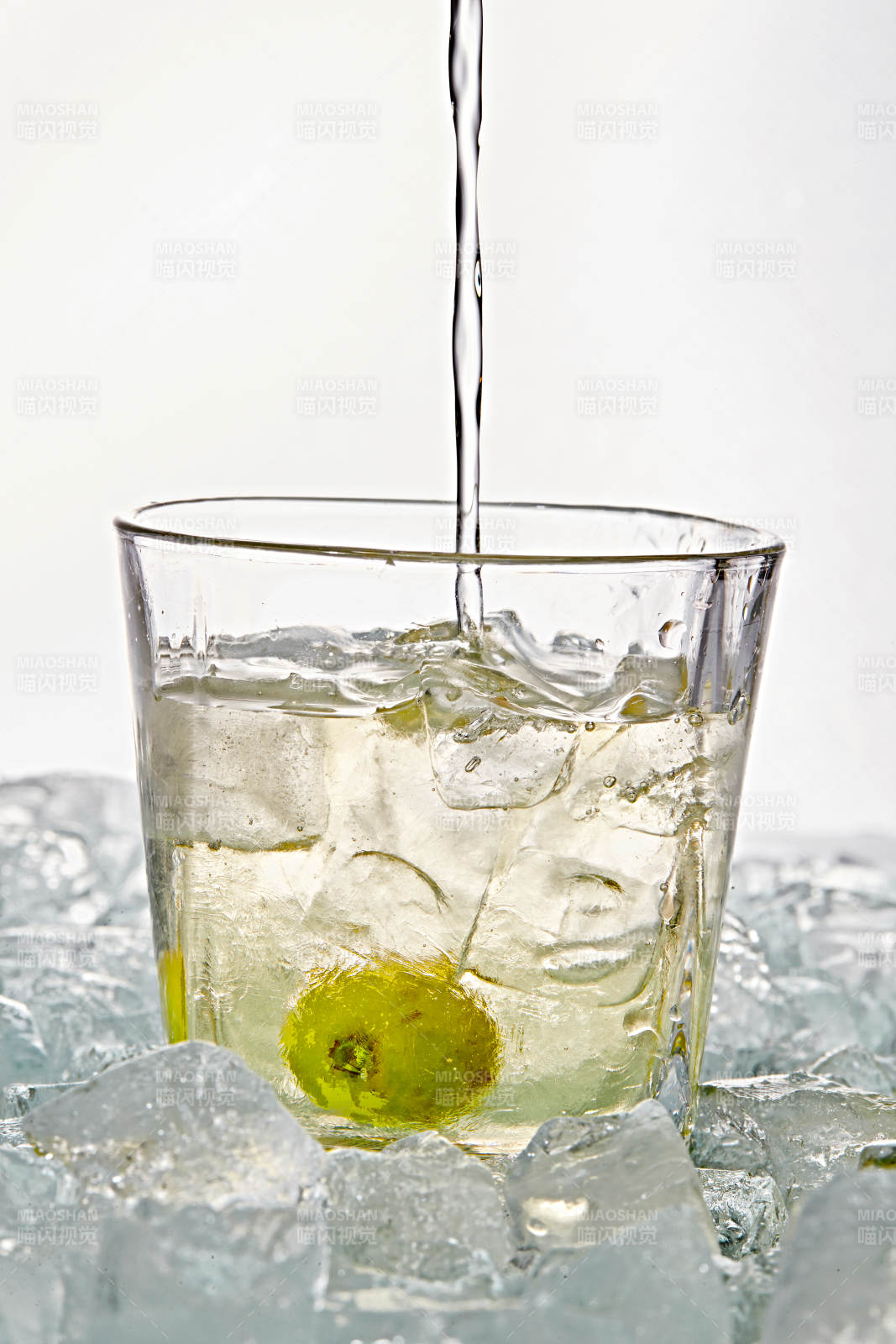 布满冰块的酒杯中的清凉白葡萄味预调酒-摄影图