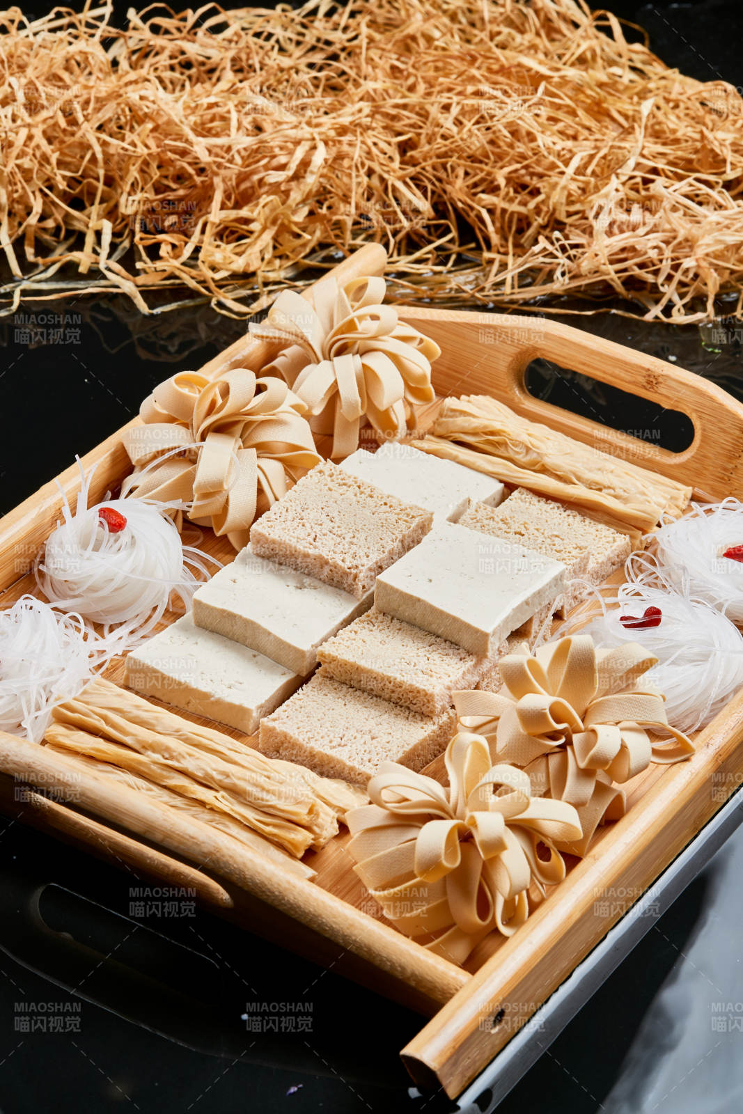 木質托盤裝的火鍋食材農家豆四寶