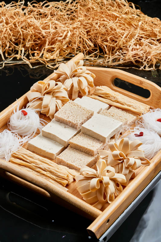 木质托盘装的火锅食材农家豆四宝