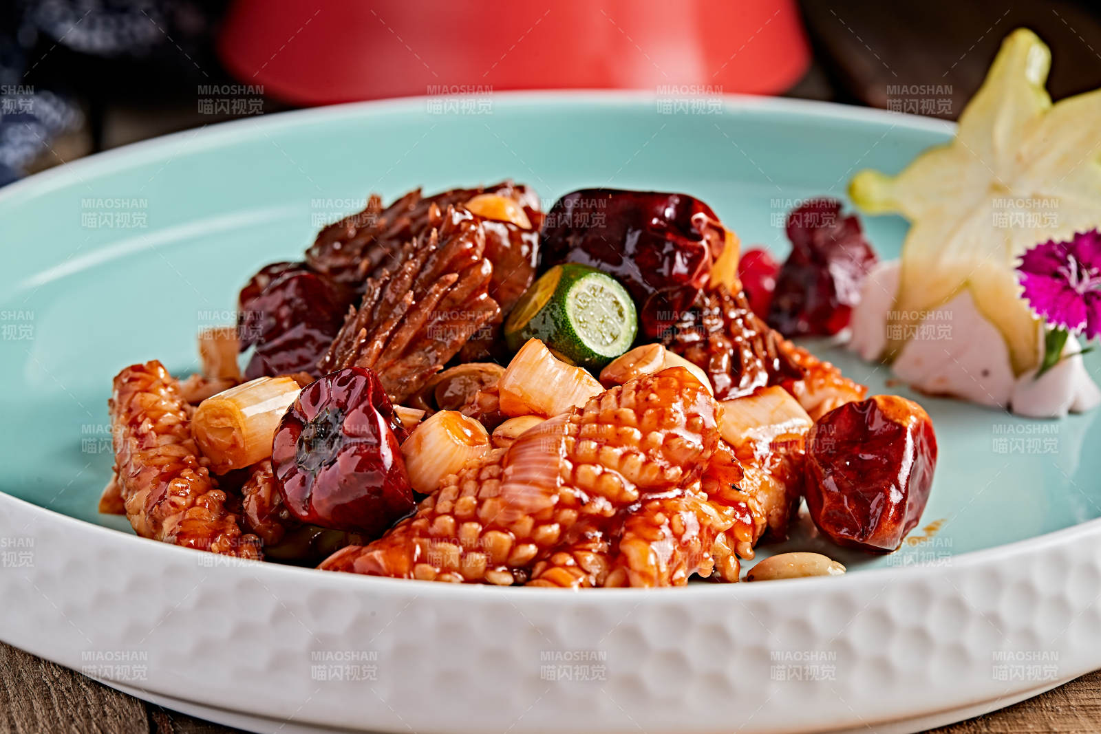 青瓷盤裝的燈籠椒宮保魷魚身