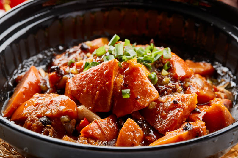 黑色砂锅装的豆豉鲮鱼南瓜煲