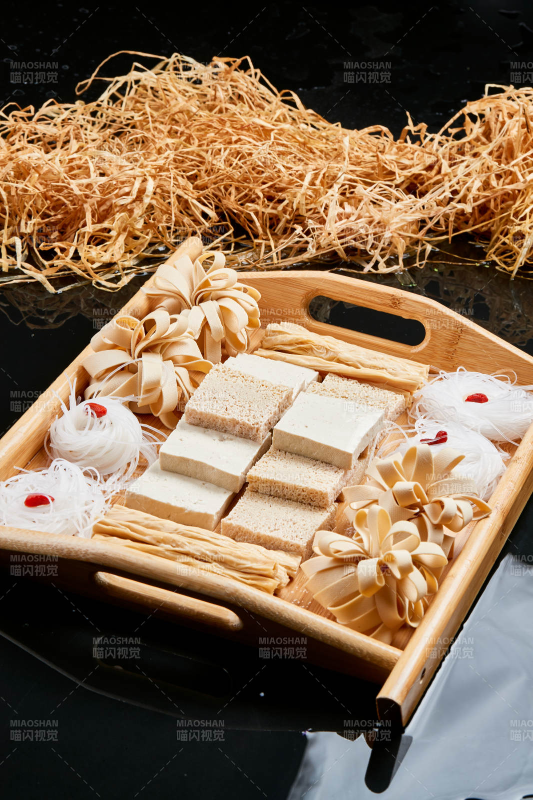 木質托盤裝的火鍋食材農家豆四寶