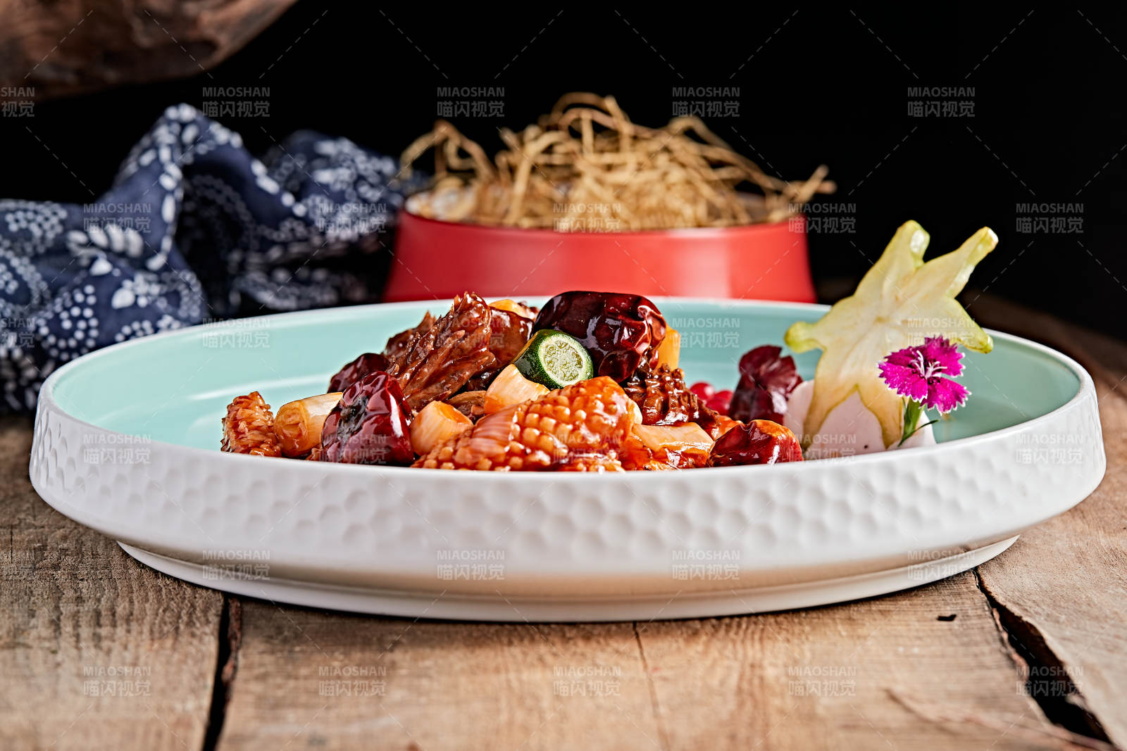 青瓷盤裝的燈籠椒宮保魷魚身